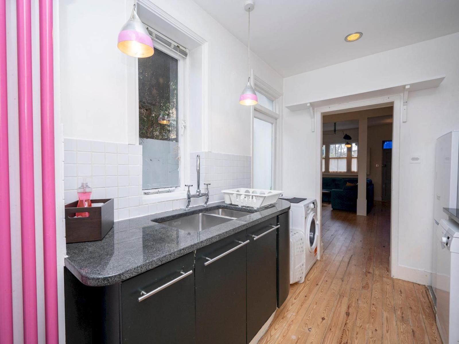 Сasa de vacaciones Pass The Keys Airy 1850s Coach House With Private Balcony