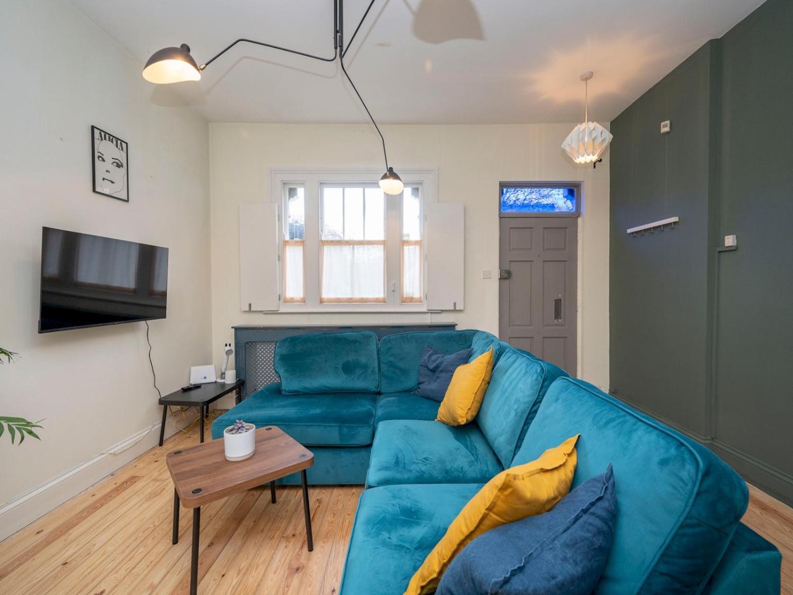Сasa de vacaciones Pass The Keys Airy 1850s Coach House With Private Balcony