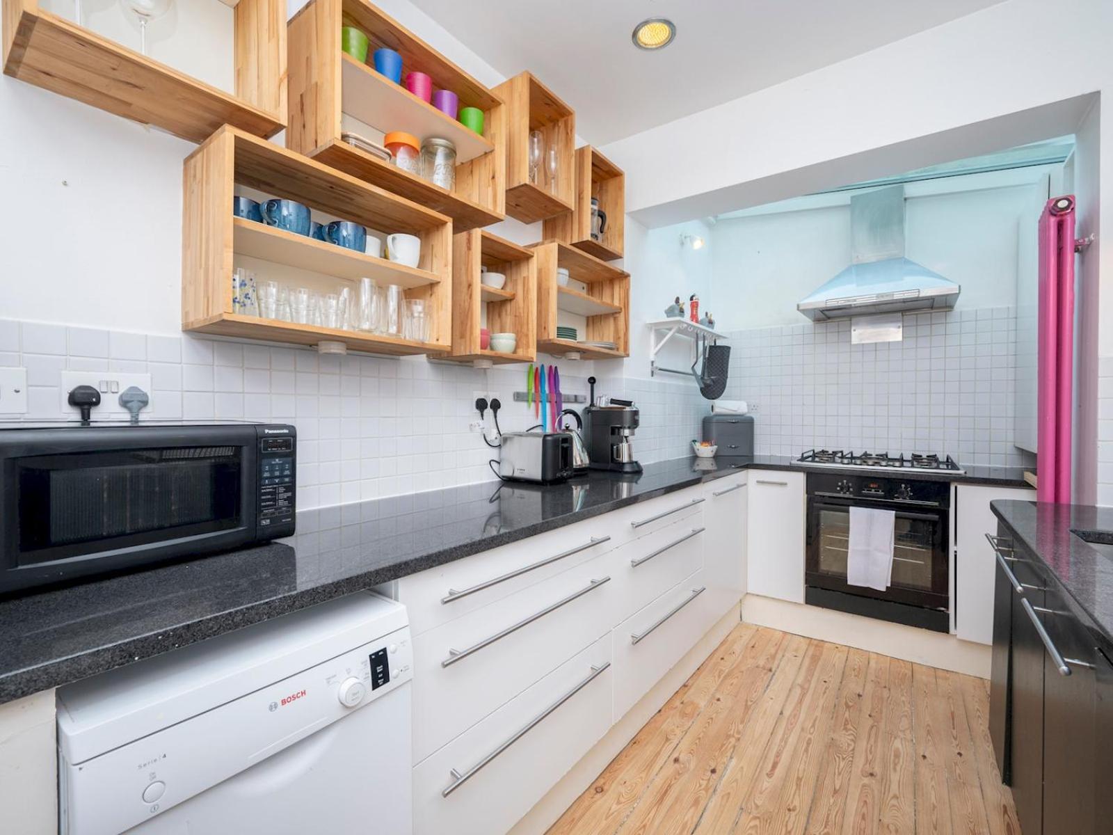 Сasa de vacaciones Pass The Keys Airy 1850s Coach House With Private Balcony Londres