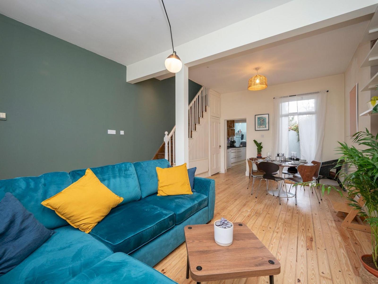 Pass The Keys Airy 1850s Coach House With Private Balcony Сasa de vacaciones