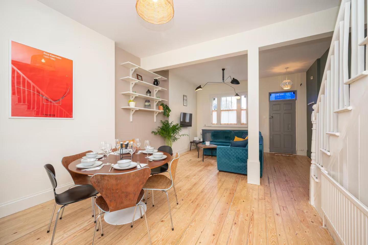 Сasa de vacaciones Pass The Keys Airy 1850s Coach House With Private Balcony Londres