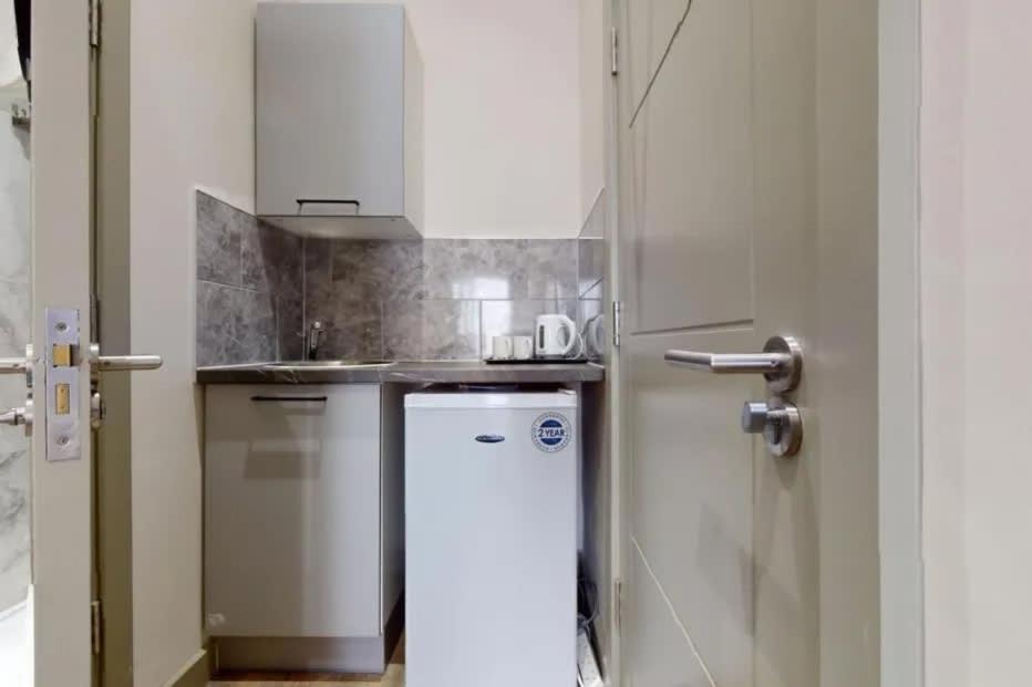 Apartment Patio Full Kitchen Netflix Smart Tv Self Check-in London