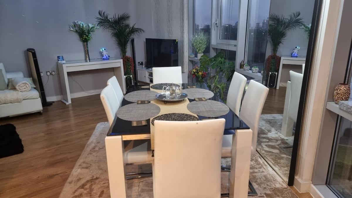Stunning 2 Bedroom 2 Bathroom Flat With Panoramic View * Londen