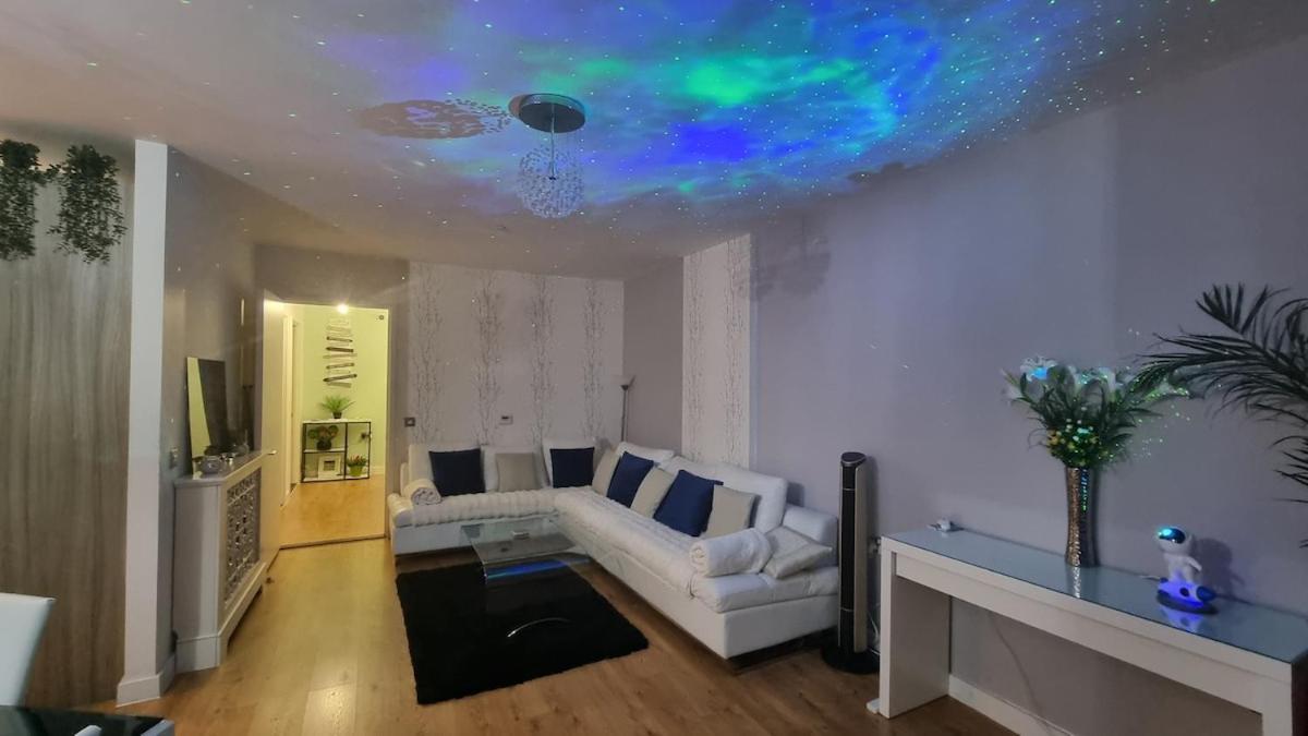 Stunning 2 Bedroom 2 Bathroom Flat With Panoramic View * Londen