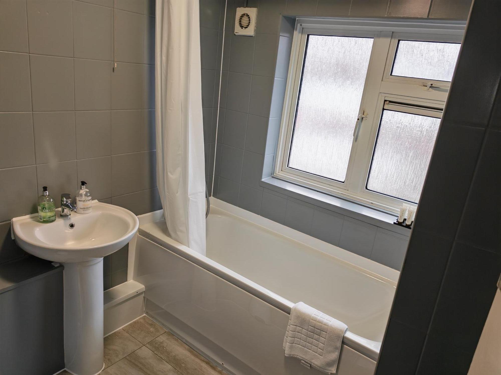 Garland Modern Close To Station 3 Bedroom Apartment