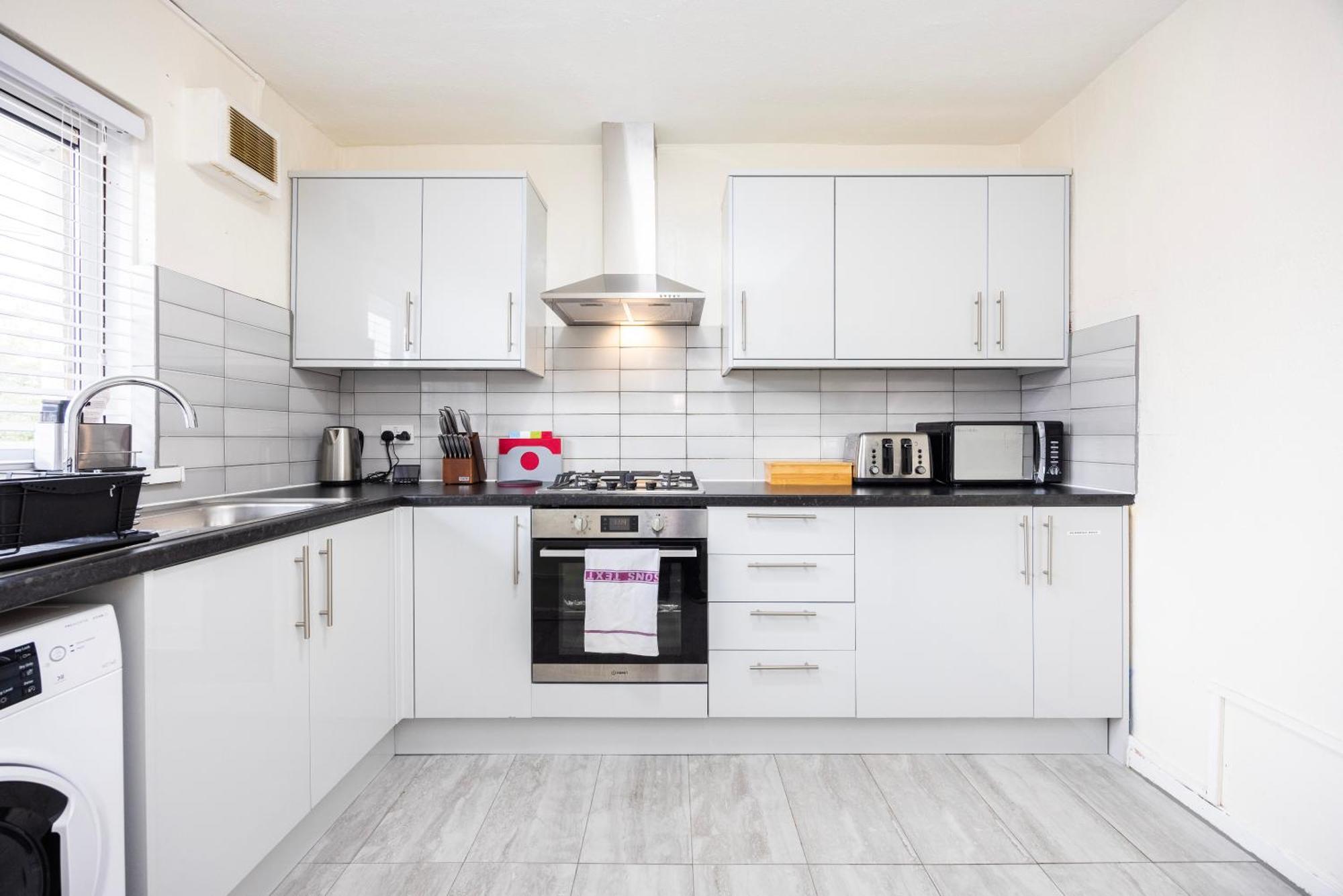 Garland Modern Close To Station 3 Bedroom Apartment *