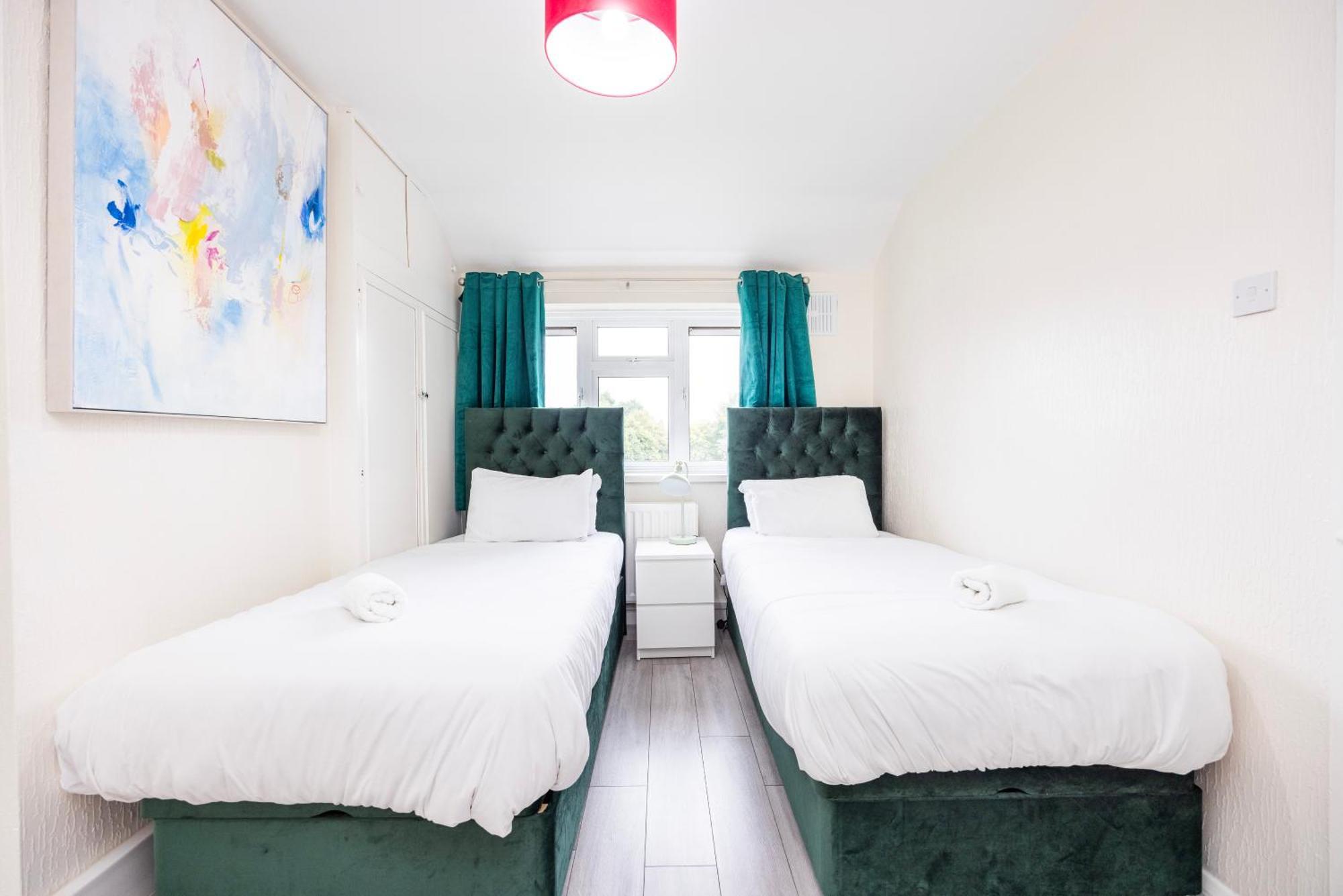 Garland Modern Close To Station 3 Bedroom London