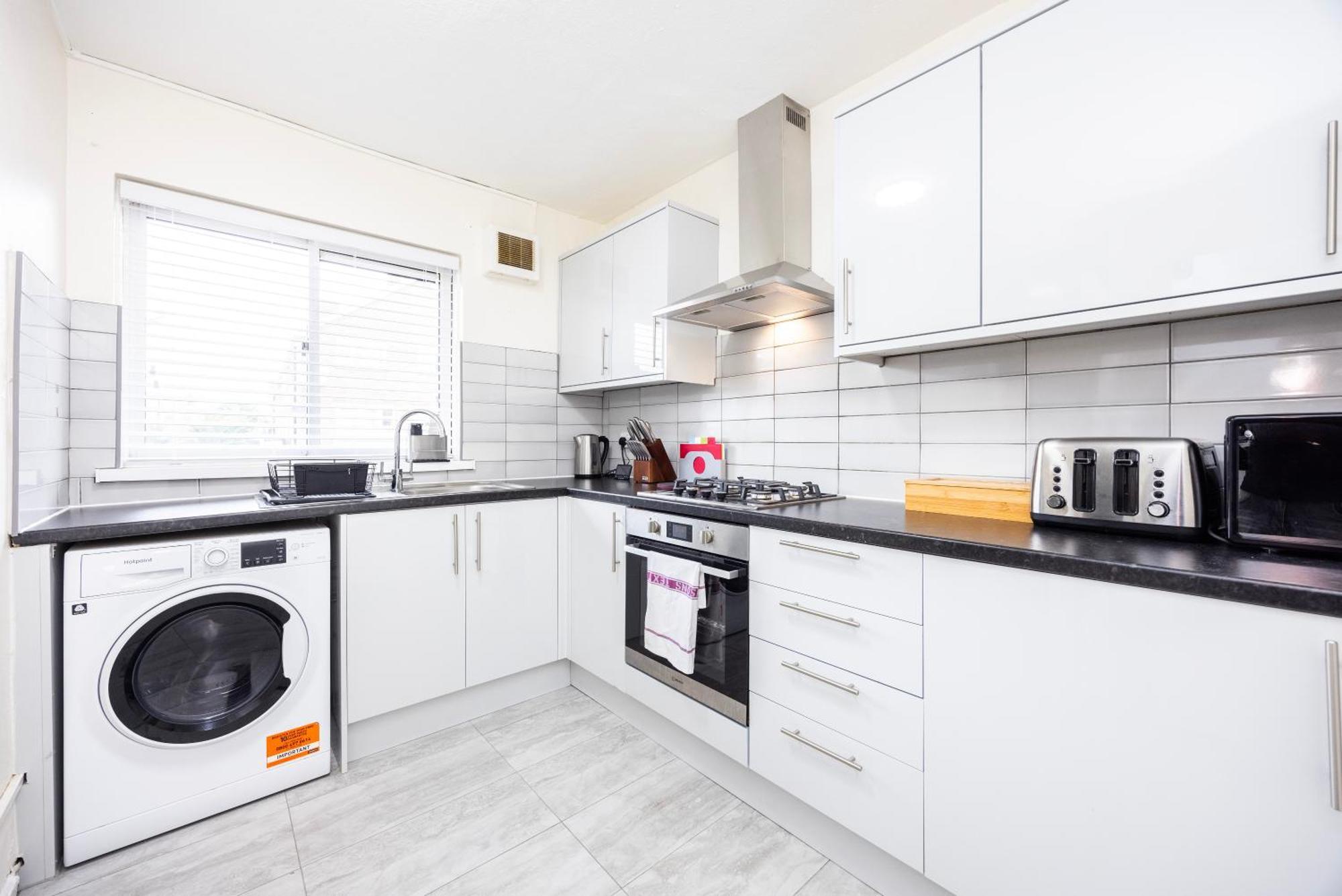 Garland Modern Close To Station 3 Bedroom * London