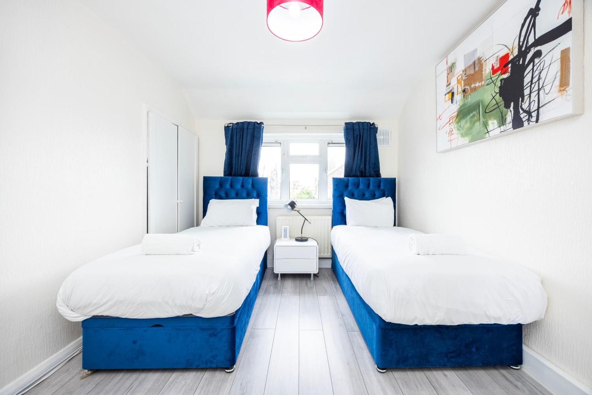 Garland Modern Close To Station 3 Bedroom Apartment *
