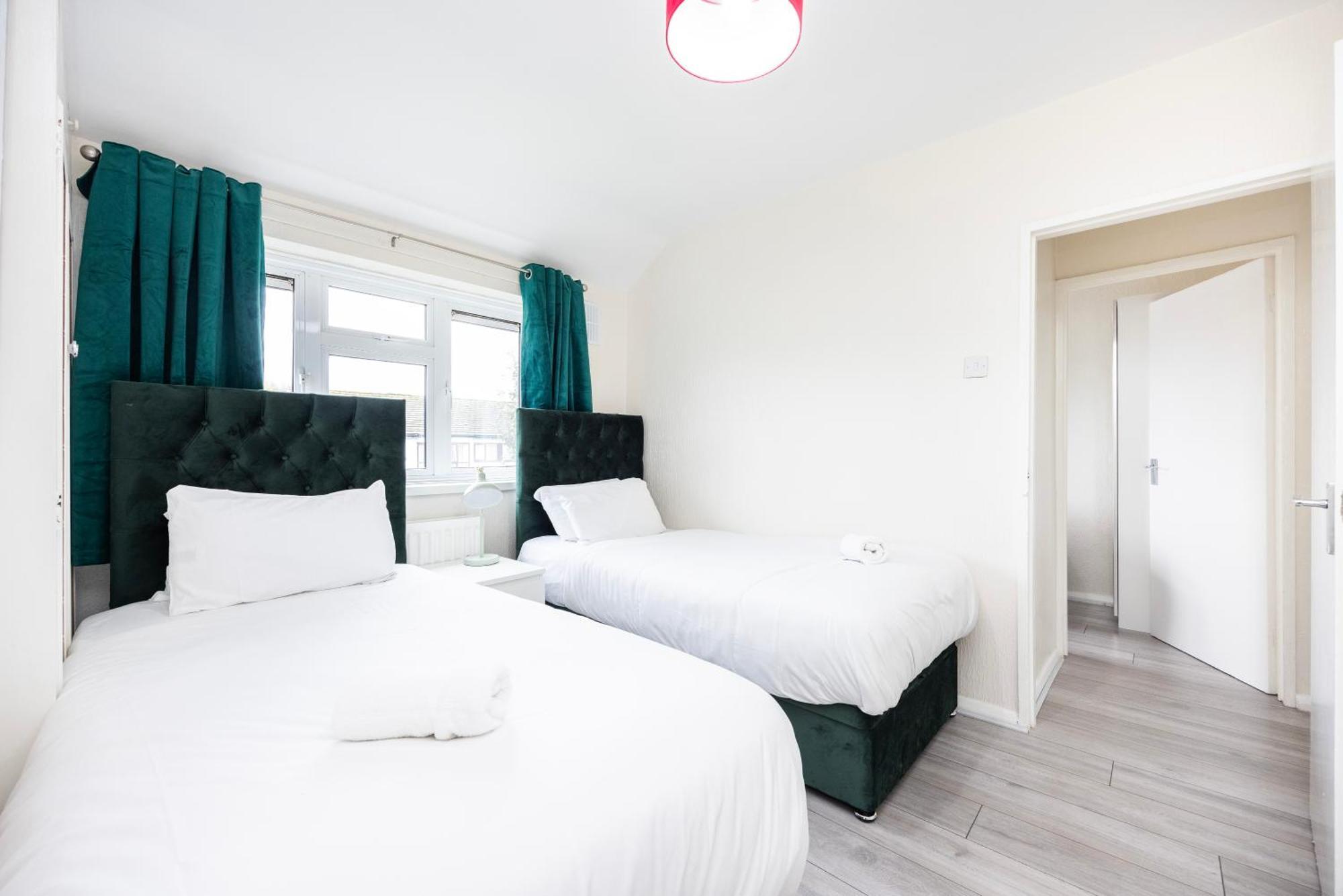 Garland Modern Close To Station 3 Bedroom *