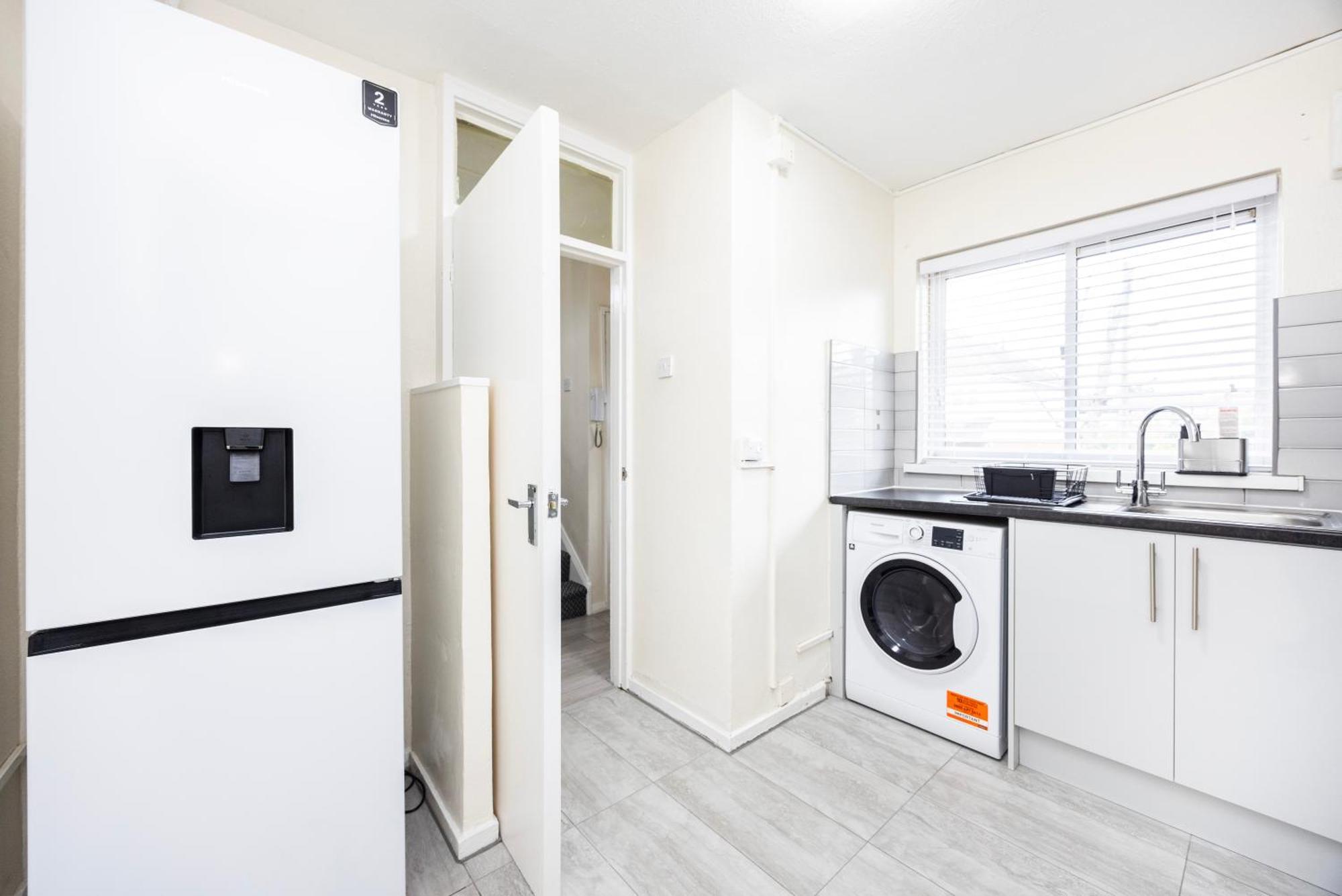 Garland Modern Close To Station 3 Bedroom Apartment