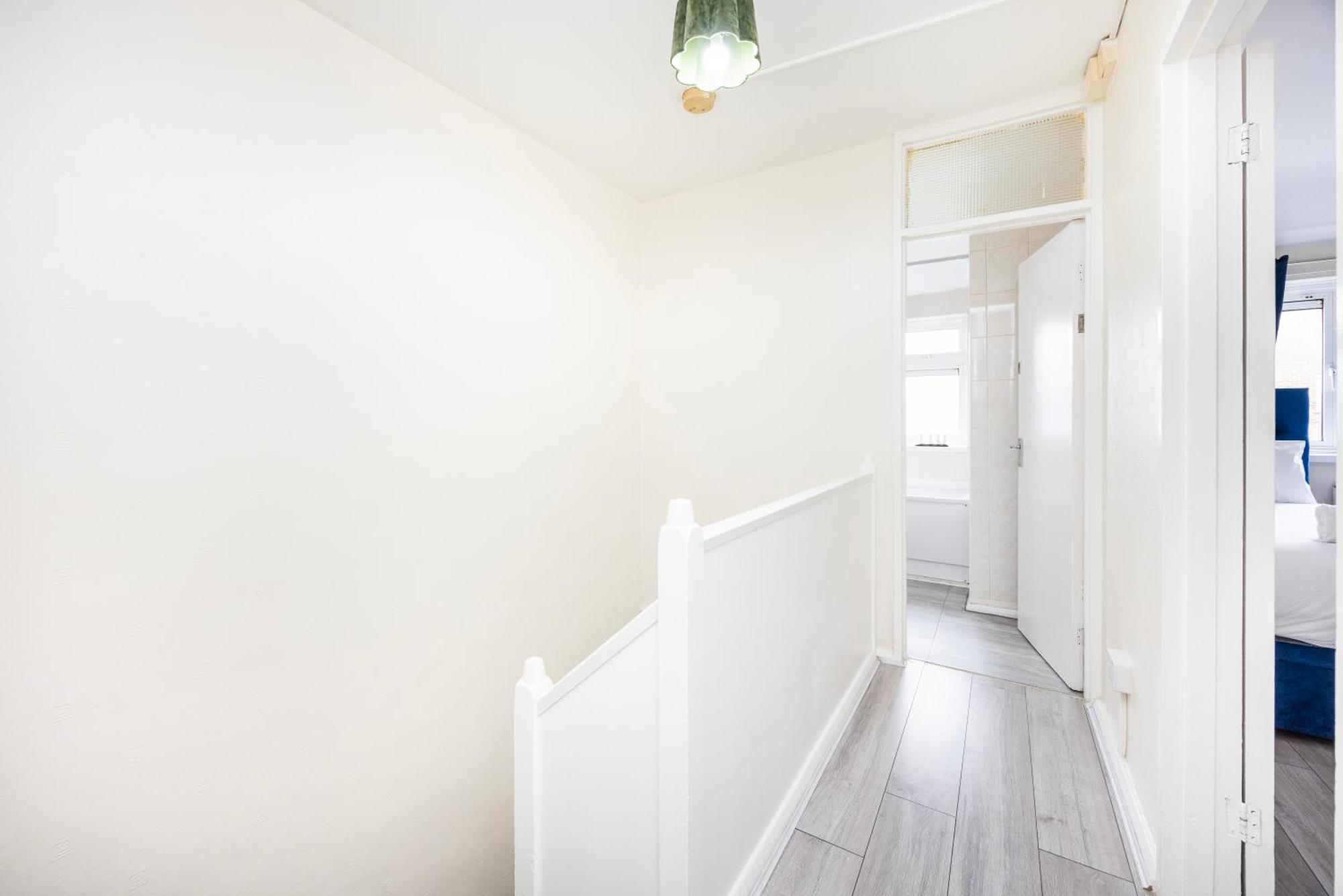 Garland Modern Close To Station 3 Bedroom Apartment London