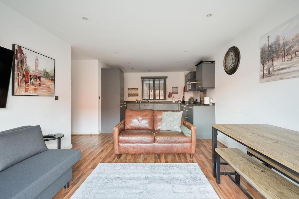Gorgeous Family In King's Cross Apartment