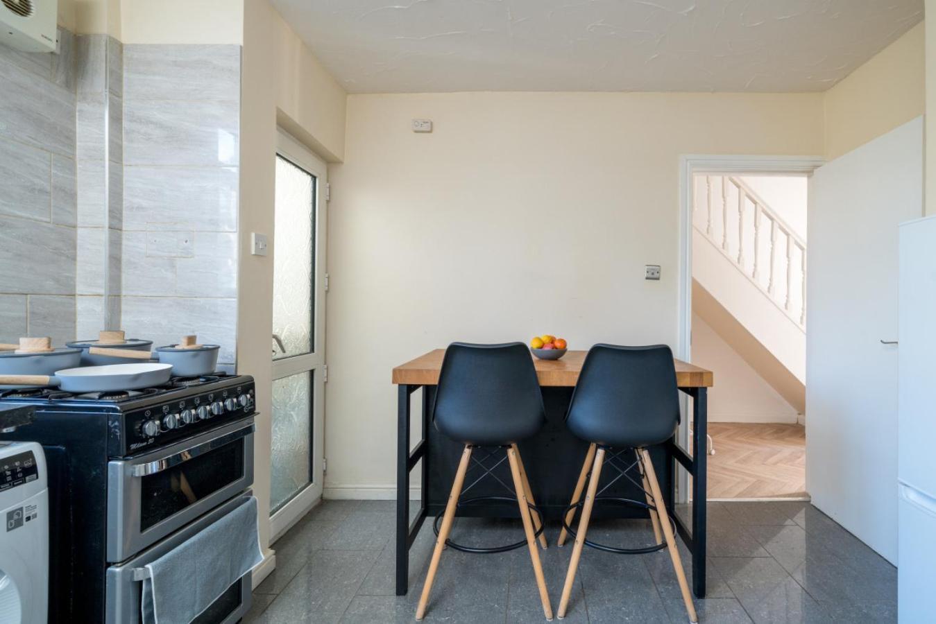 Holiday home Stylish 3 Bed With Gardens Fast Transport Links