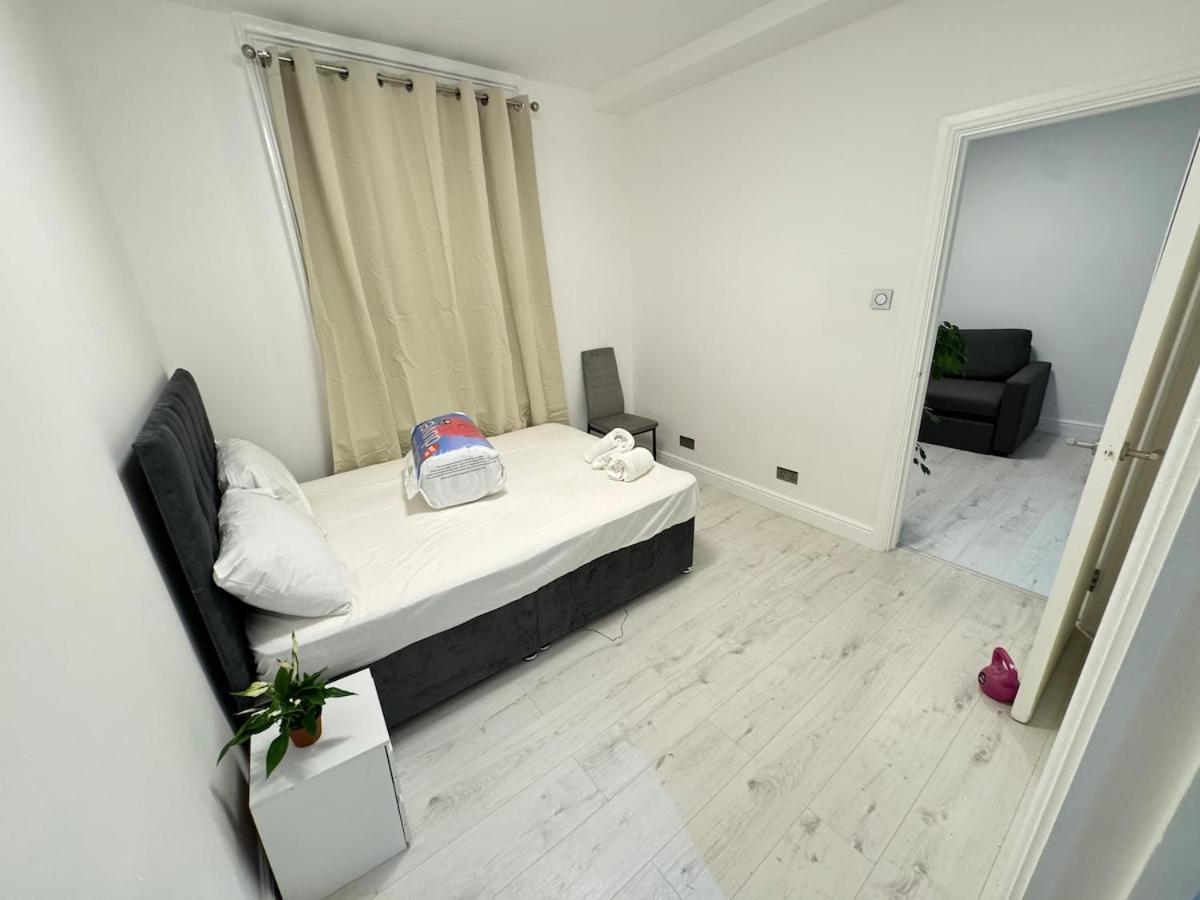 One Bedroom Flat 2nd Floor Victoria * London
