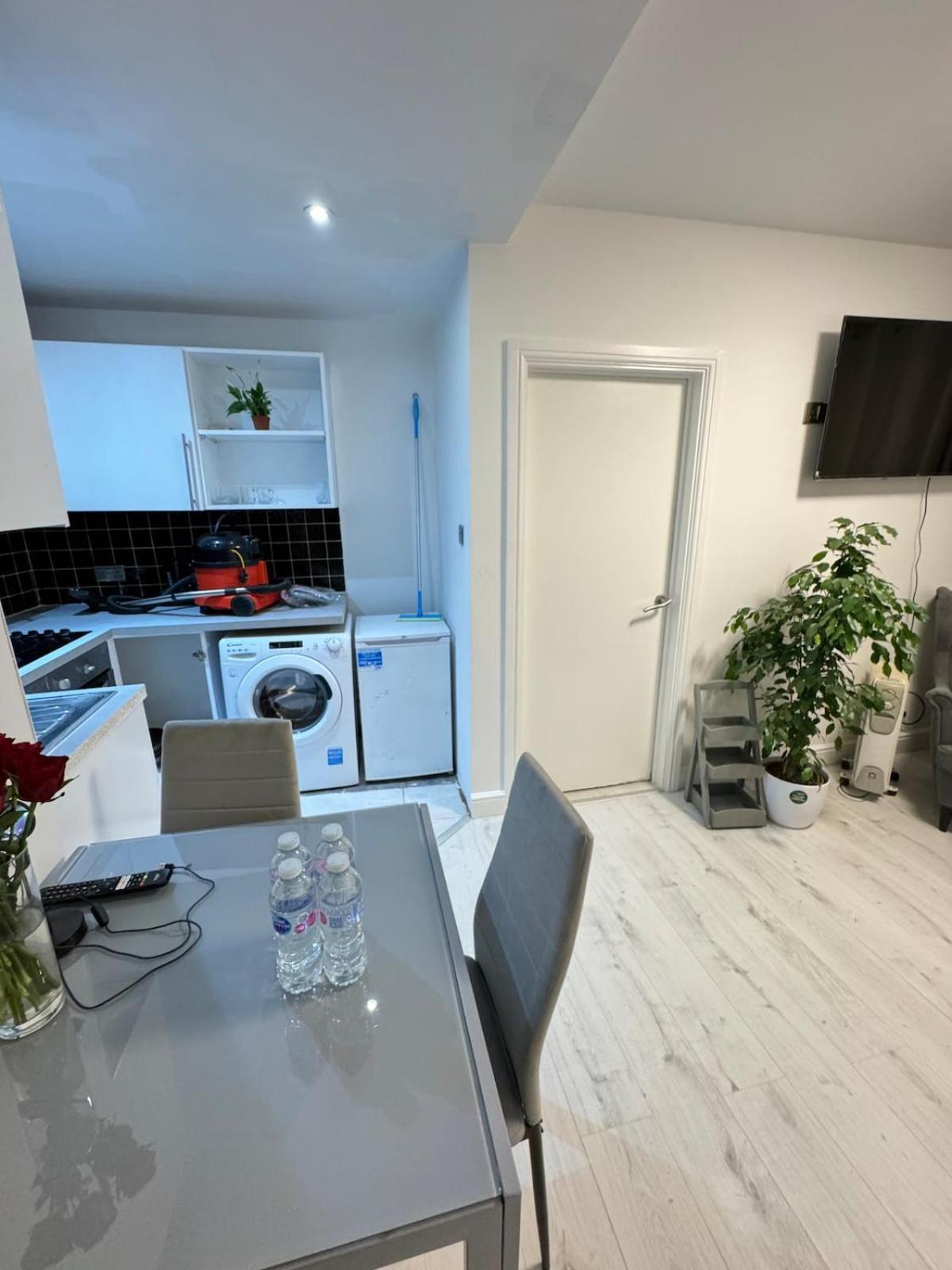 One Bedroom Flat 2nd Floor Victoria