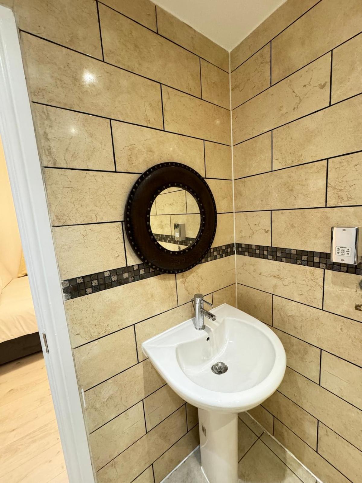 One Bedroom Flat 2nd Floor Victoria * London