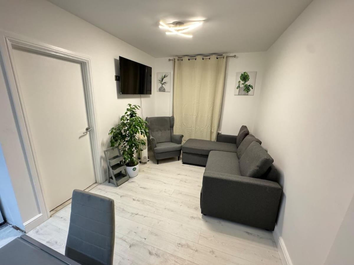 Apartment One Bedroom Flat 2nd Floor Victoria *