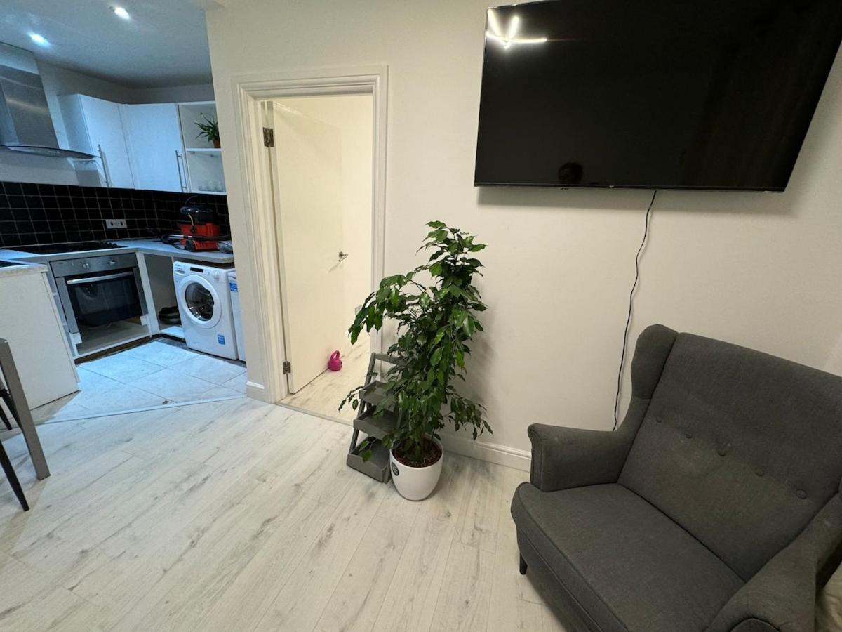 One Bedroom Flat 2nd Floor Victoria * London
