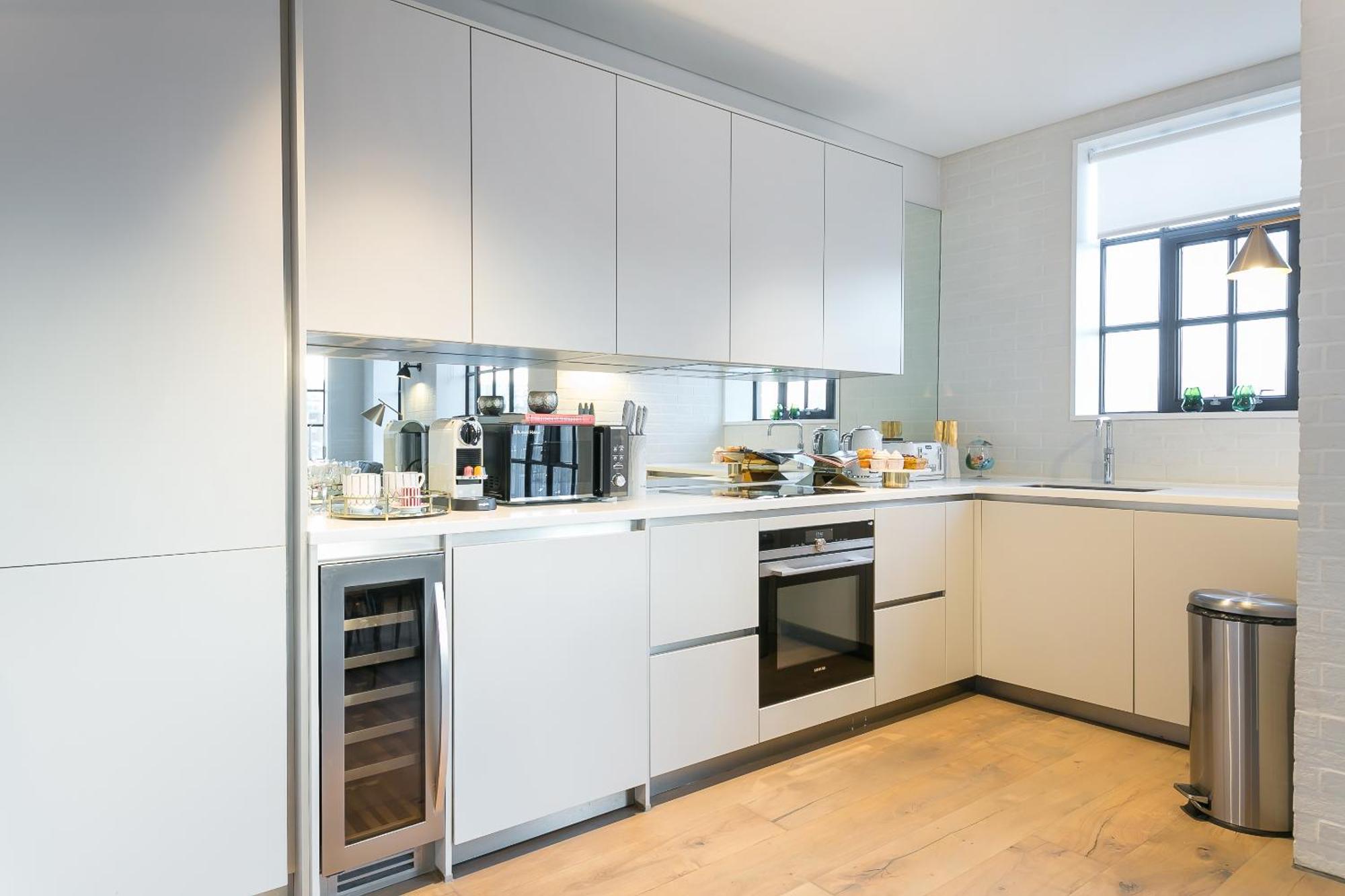 Urban Chic - Clink Street Apartment London