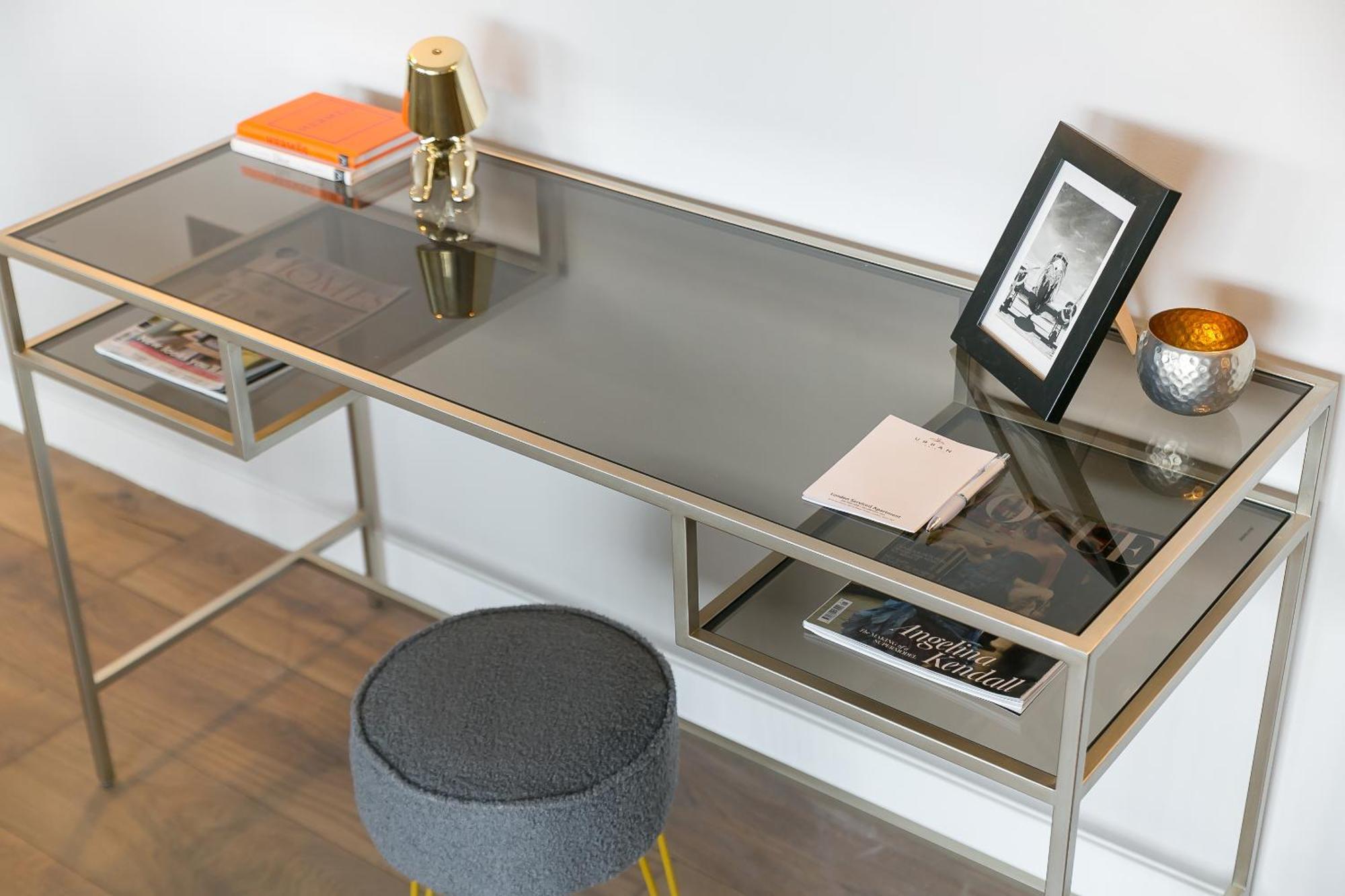 Urban Chic - Clink Street Apartment