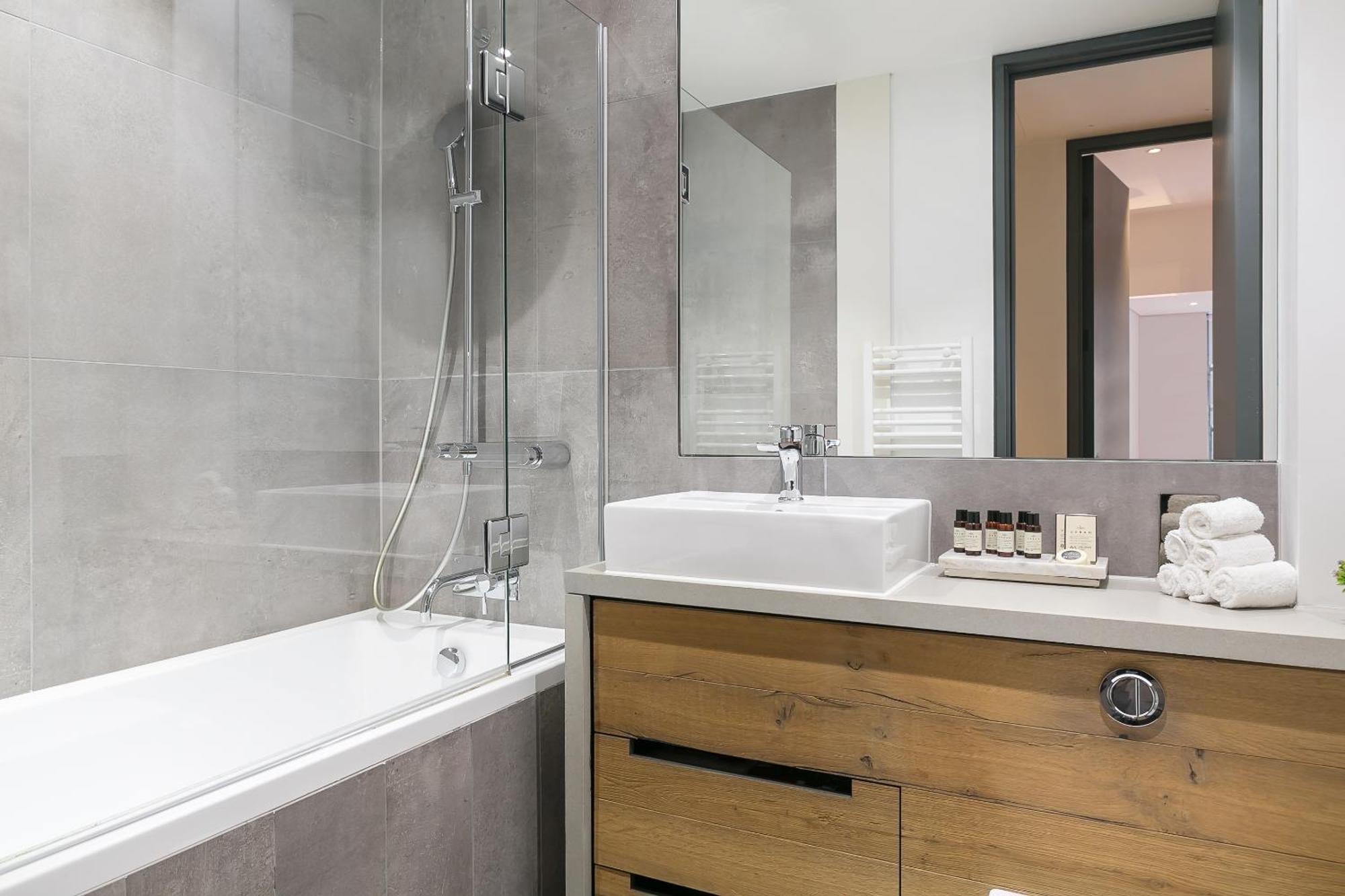 Urban Chic - Clink Street Apartment
