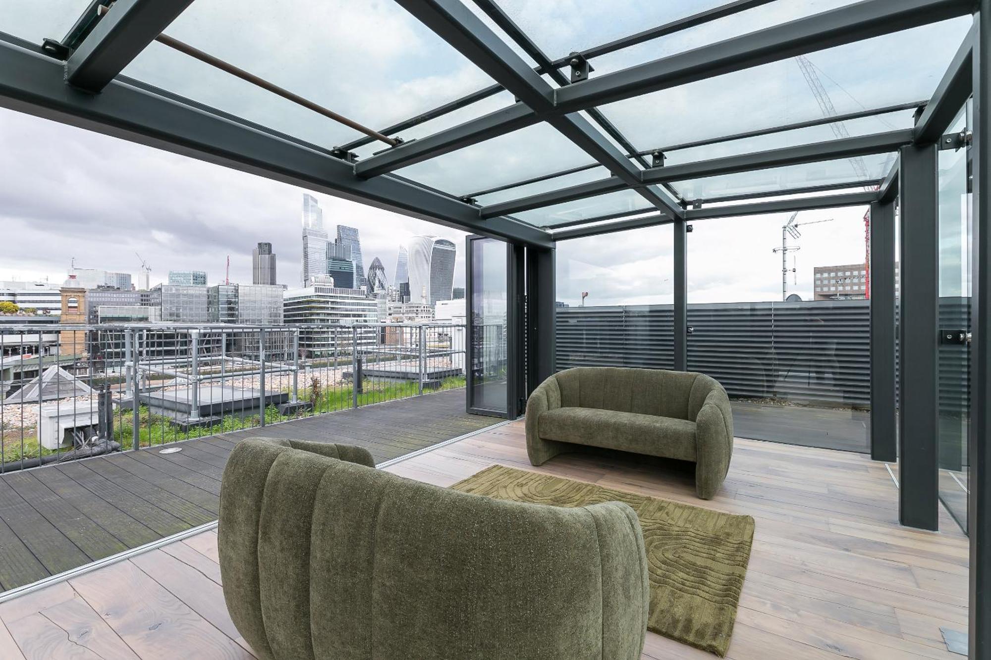 Urban Chic - Clink Street Apartment London