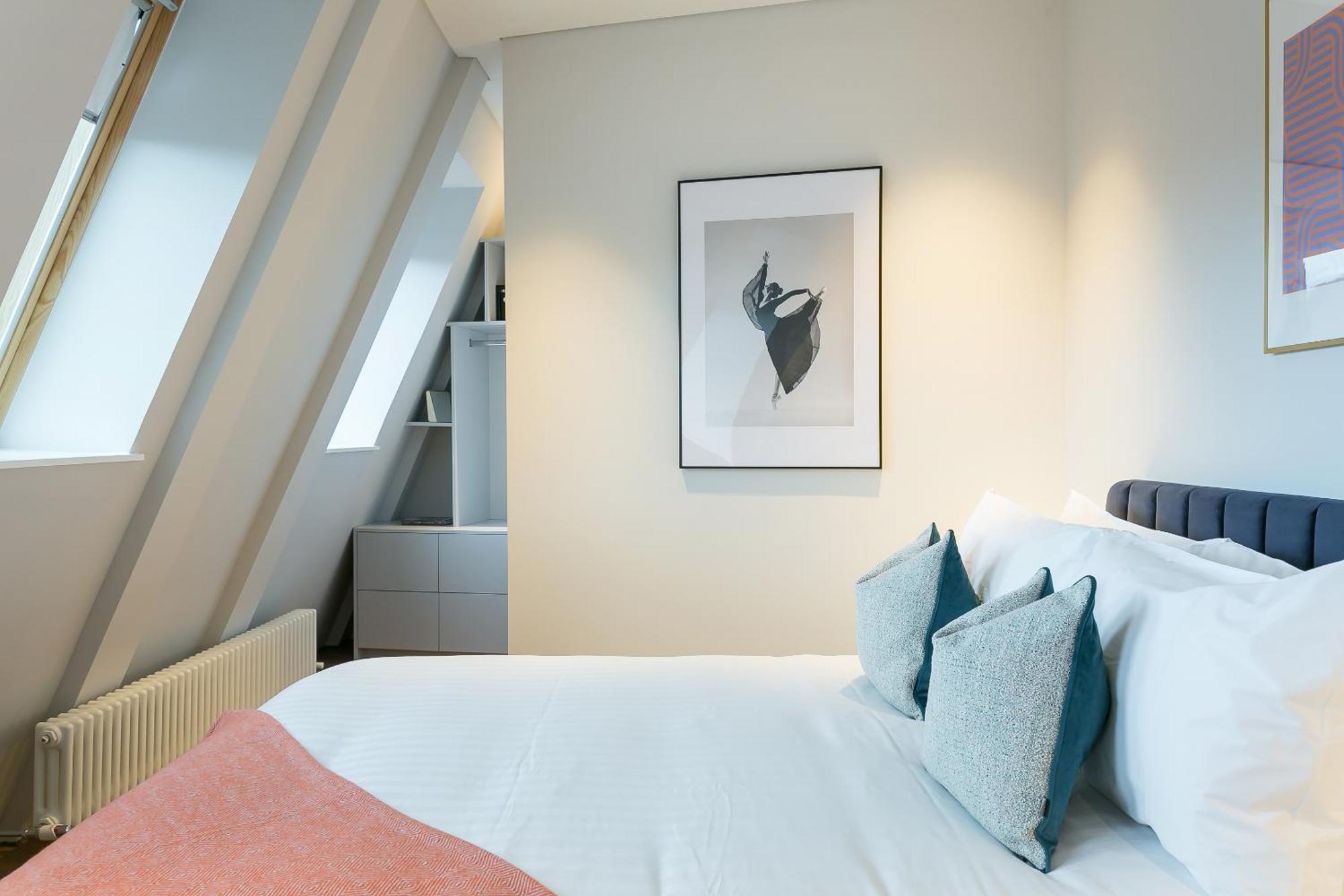 Urban Chic - Clink Street Apartment
