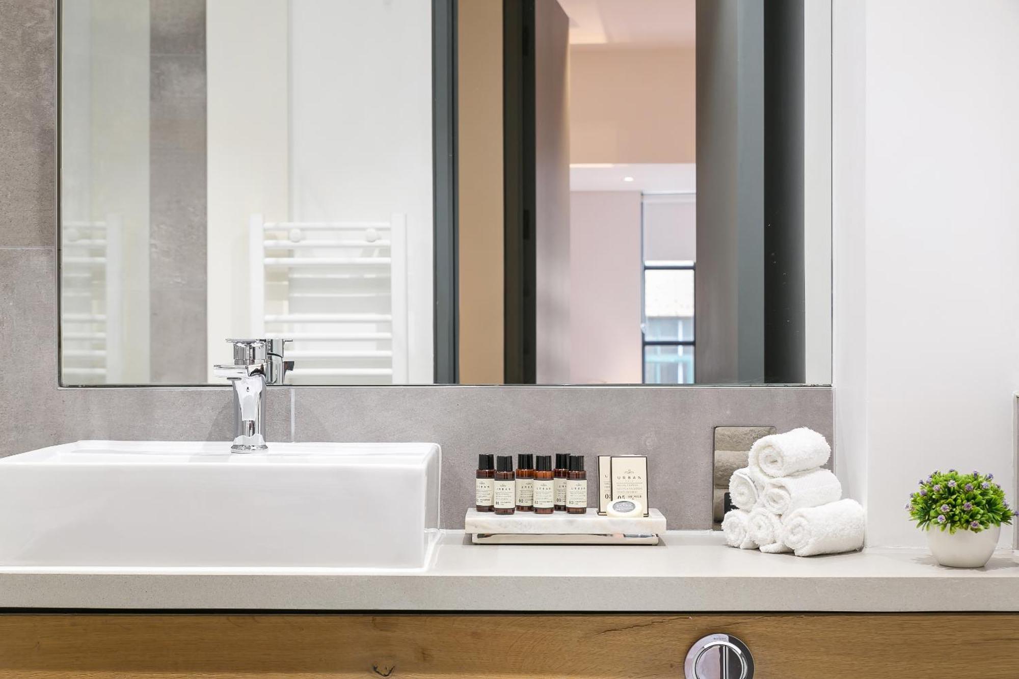 Urban Chic - Clink Street Apartment *