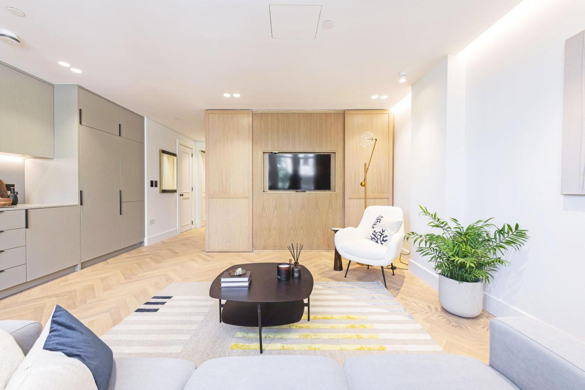 Luxury Residences In Covent Garden, Steps From The Piazza *