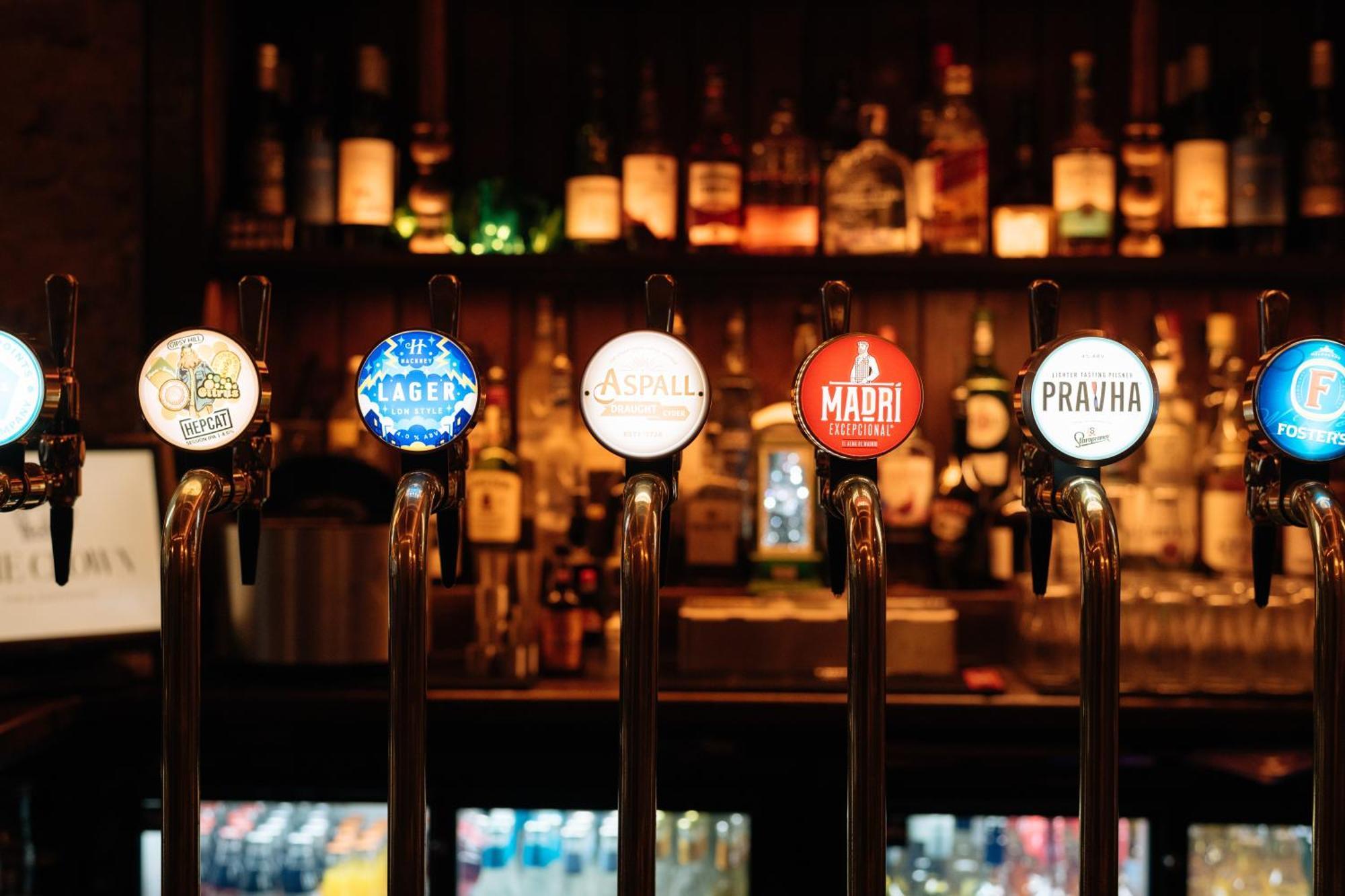 Gjestgiverier The Crown Pub & 4*