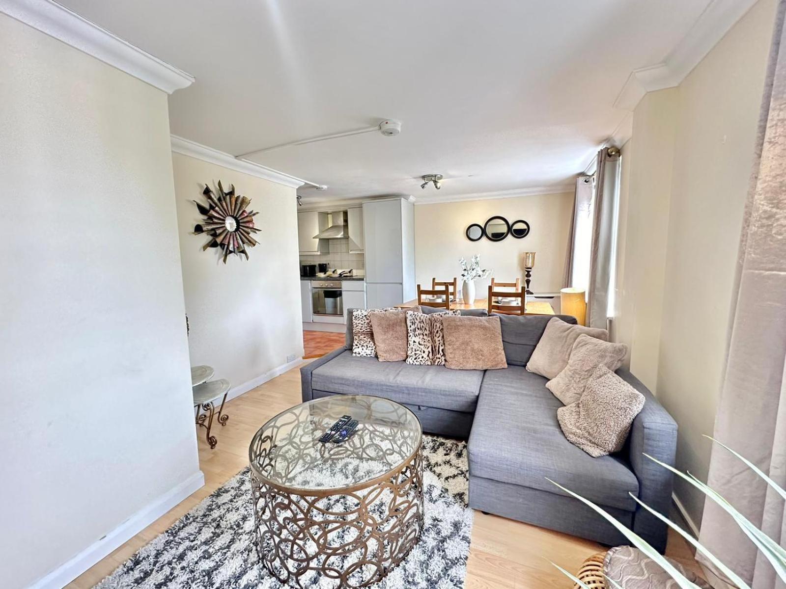 Spacious In Apartment *