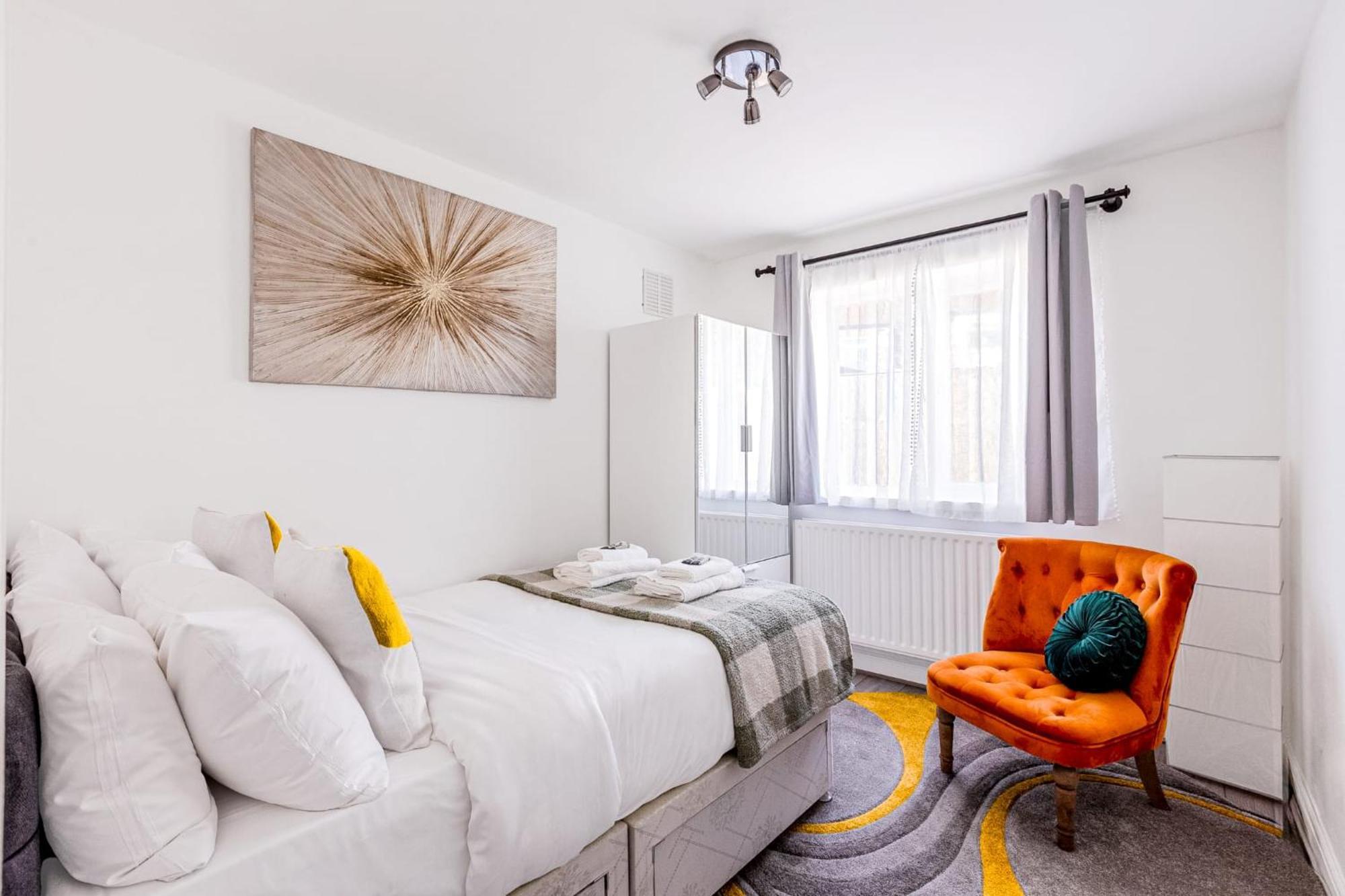Stunning 2 Bedroom, 5 Min Walk To Hanger Lane Station London