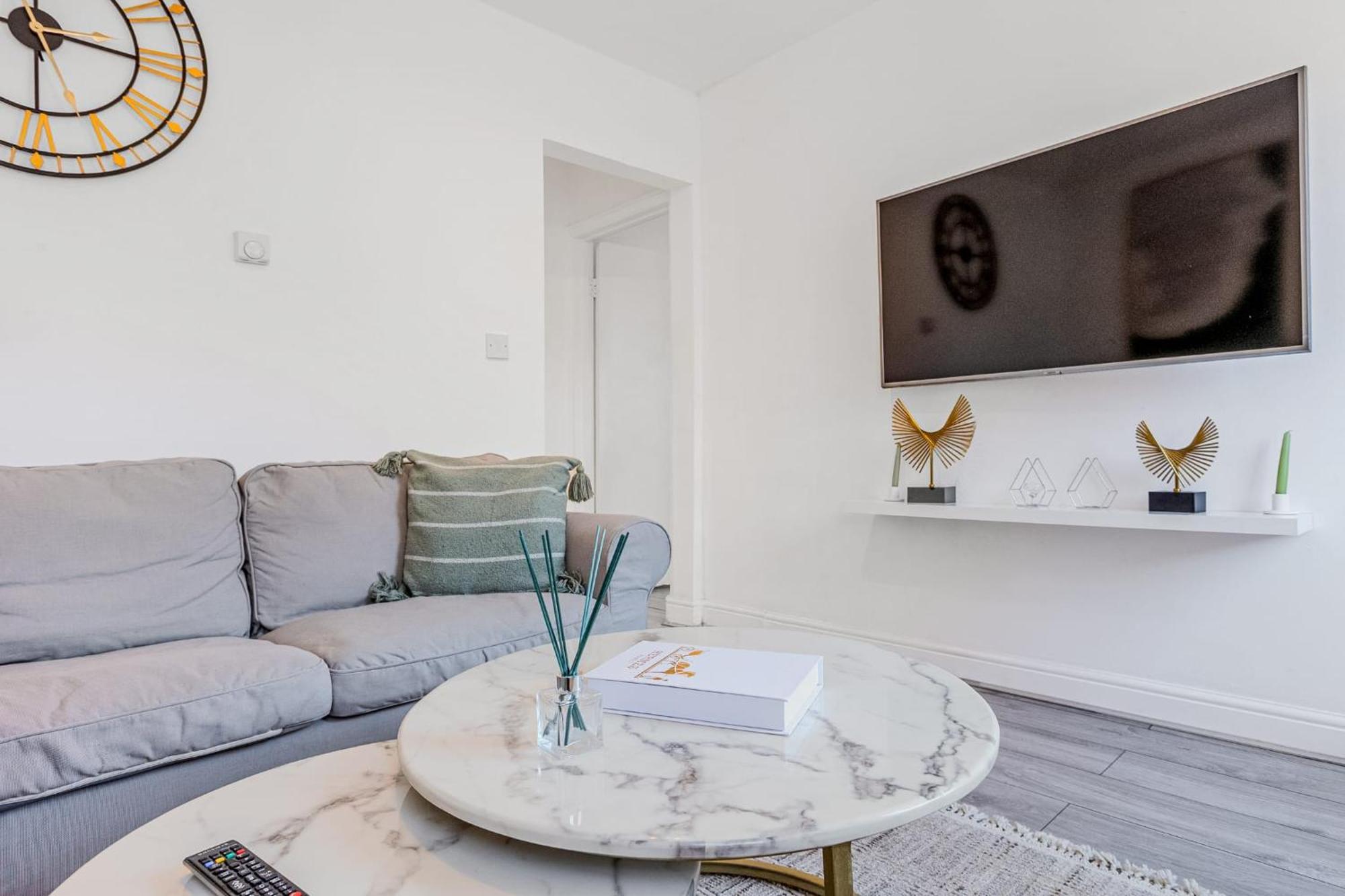 Stunning 2 Bedroom, 5 Min Walk To Hanger Lane Station Apartment London