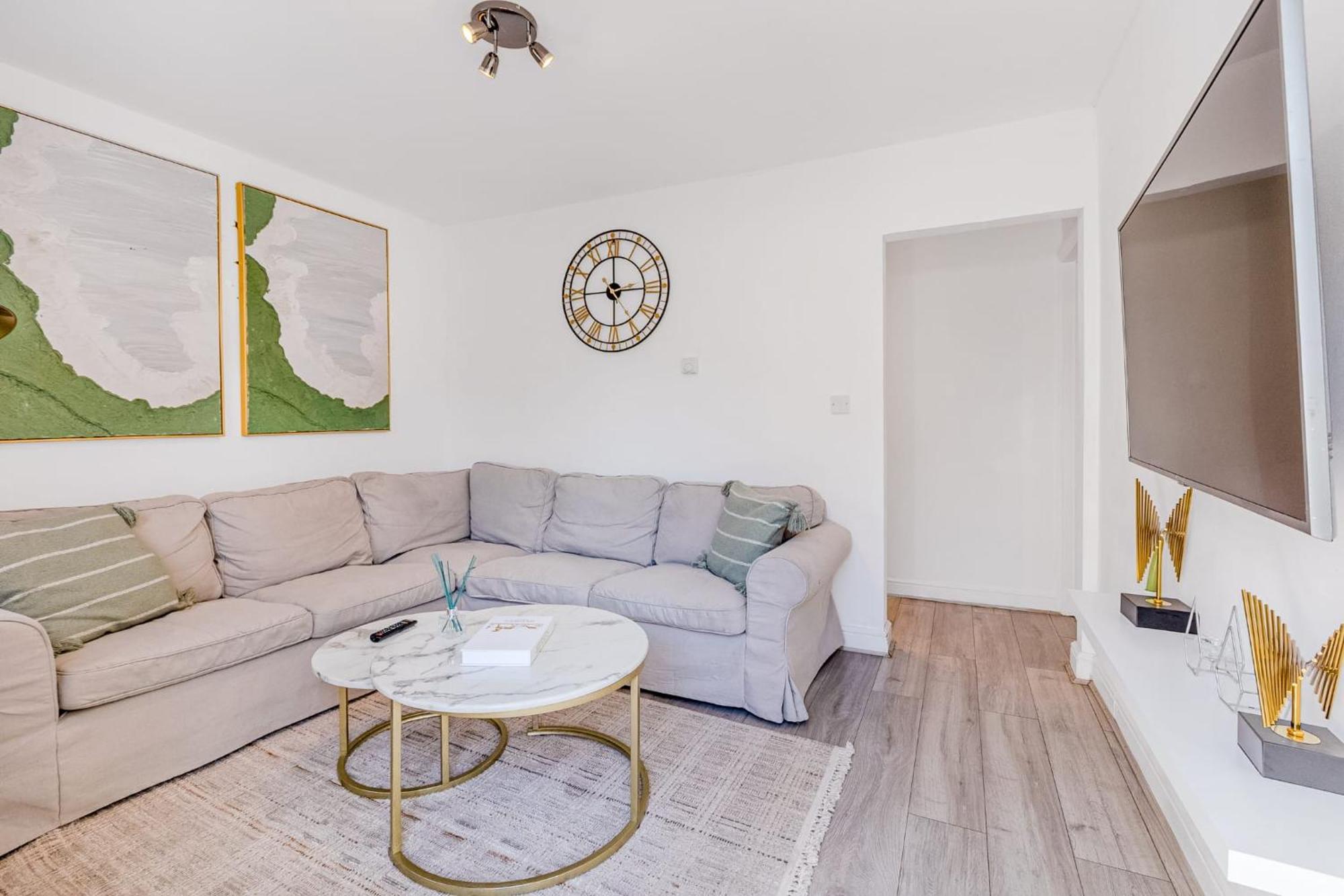 Stunning 2 Bedroom, 5 Min Walk To Hanger Lane Station