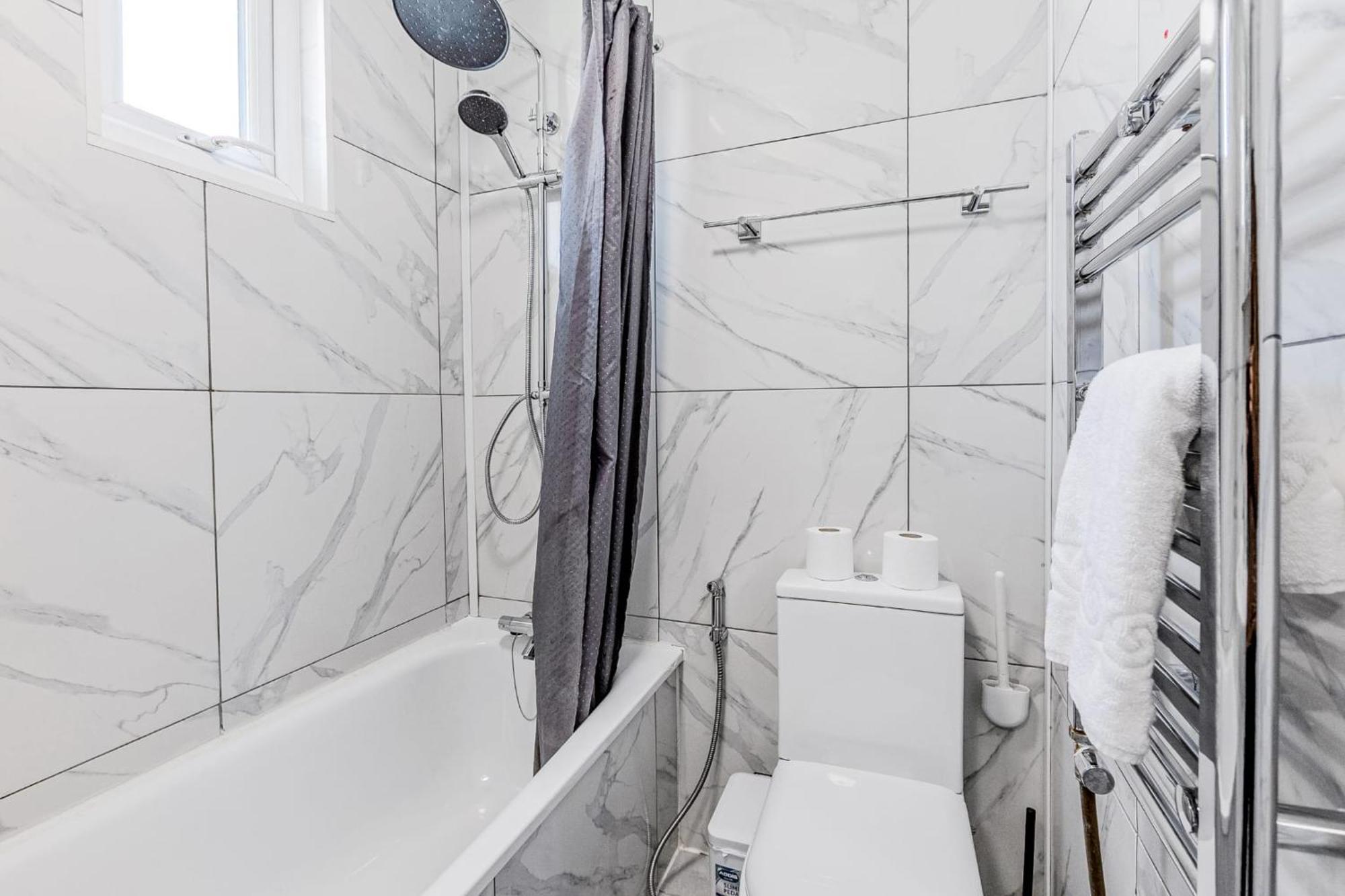 Stunning 2 Bedroom, 5 Min Walk To Hanger Lane Station Apartment
