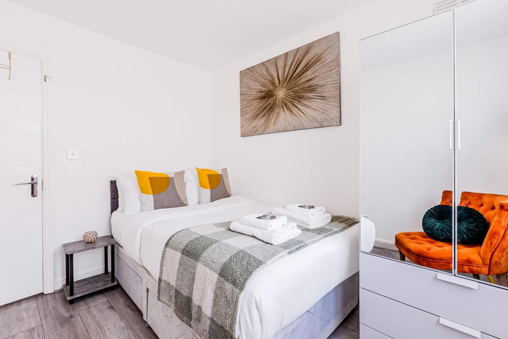 Stunning 2 Bedroom, 5 Min Walk To Hanger Lane Station Apartment *