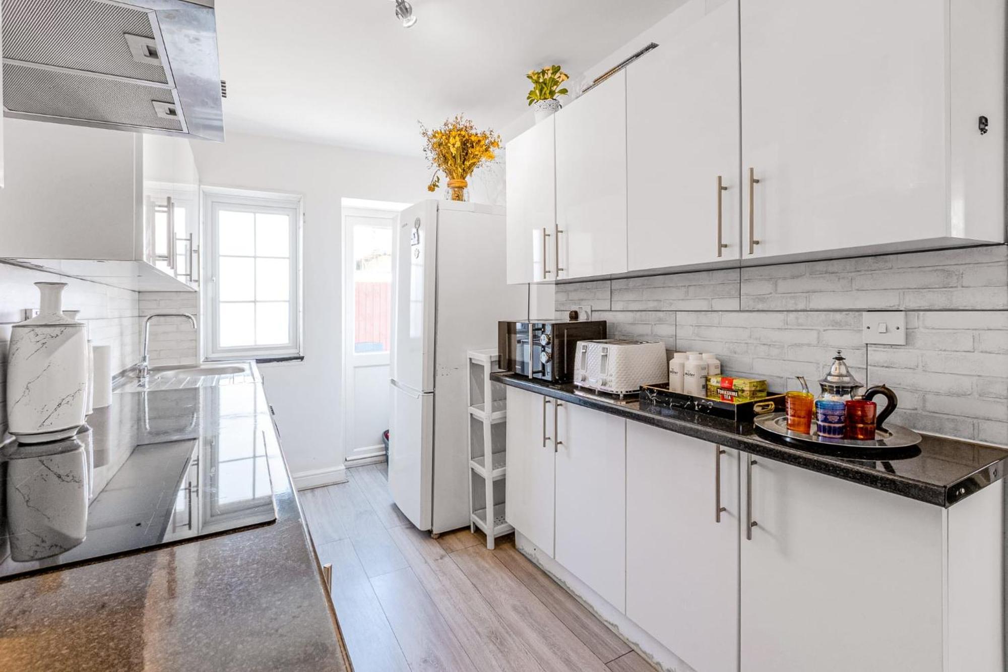 Stunning 2 Bedroom, 5 Min Walk To Hanger Lane Station *