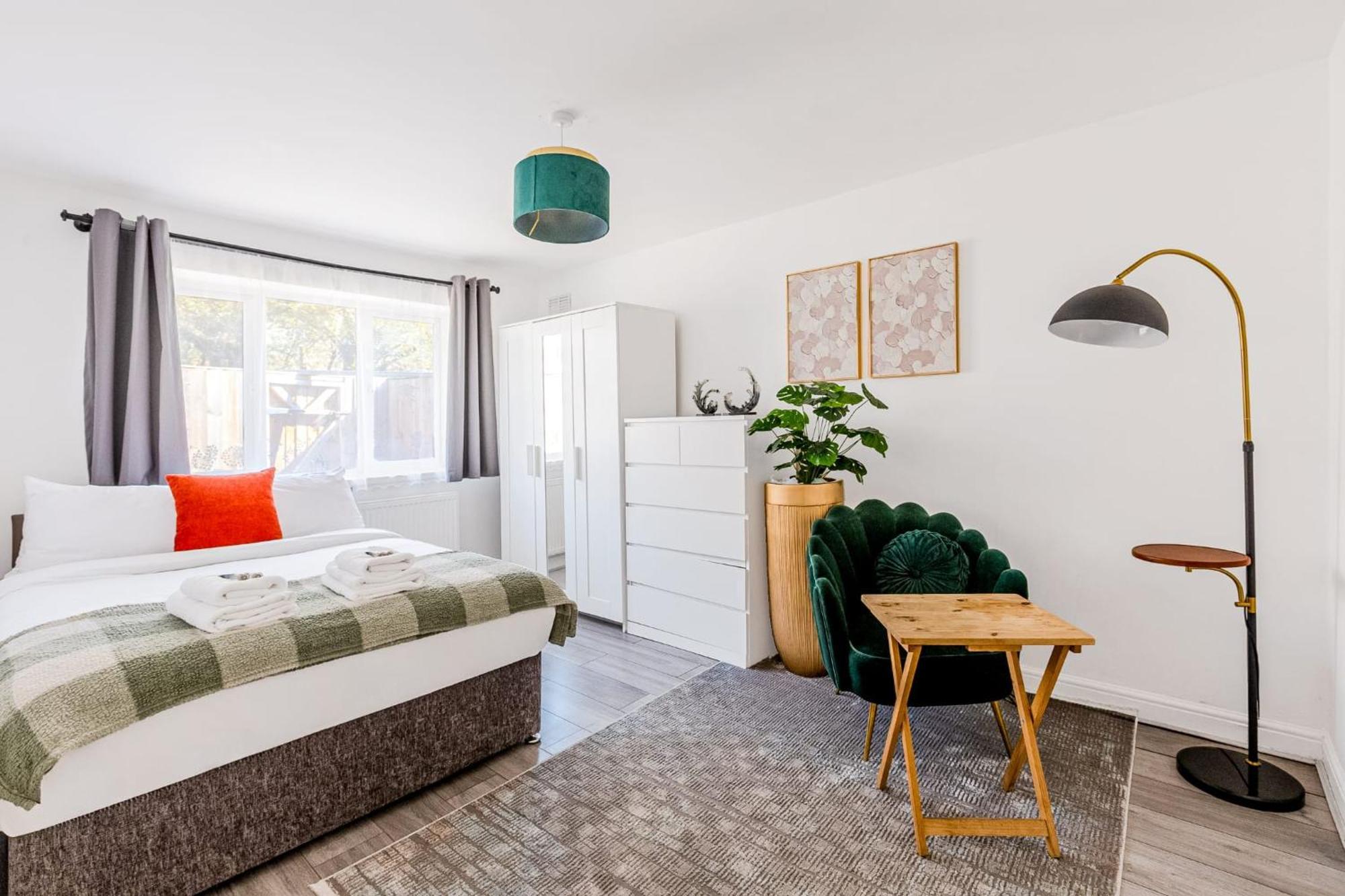 Stunning 2 Bedroom, 5 Min Walk To Hanger Lane Station London