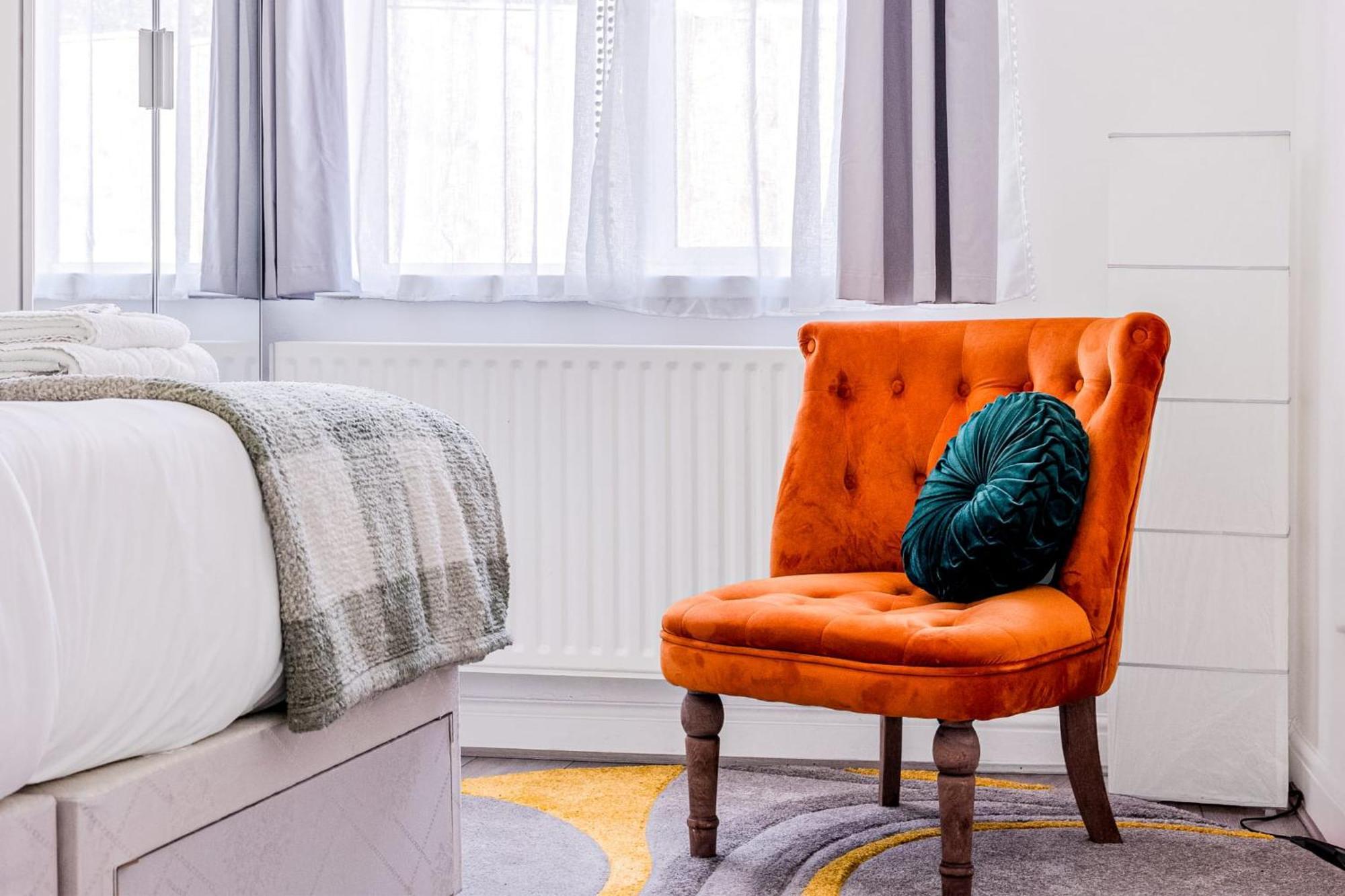Stunning 2 Bedroom, 5 Min Walk To Hanger Lane Station * London