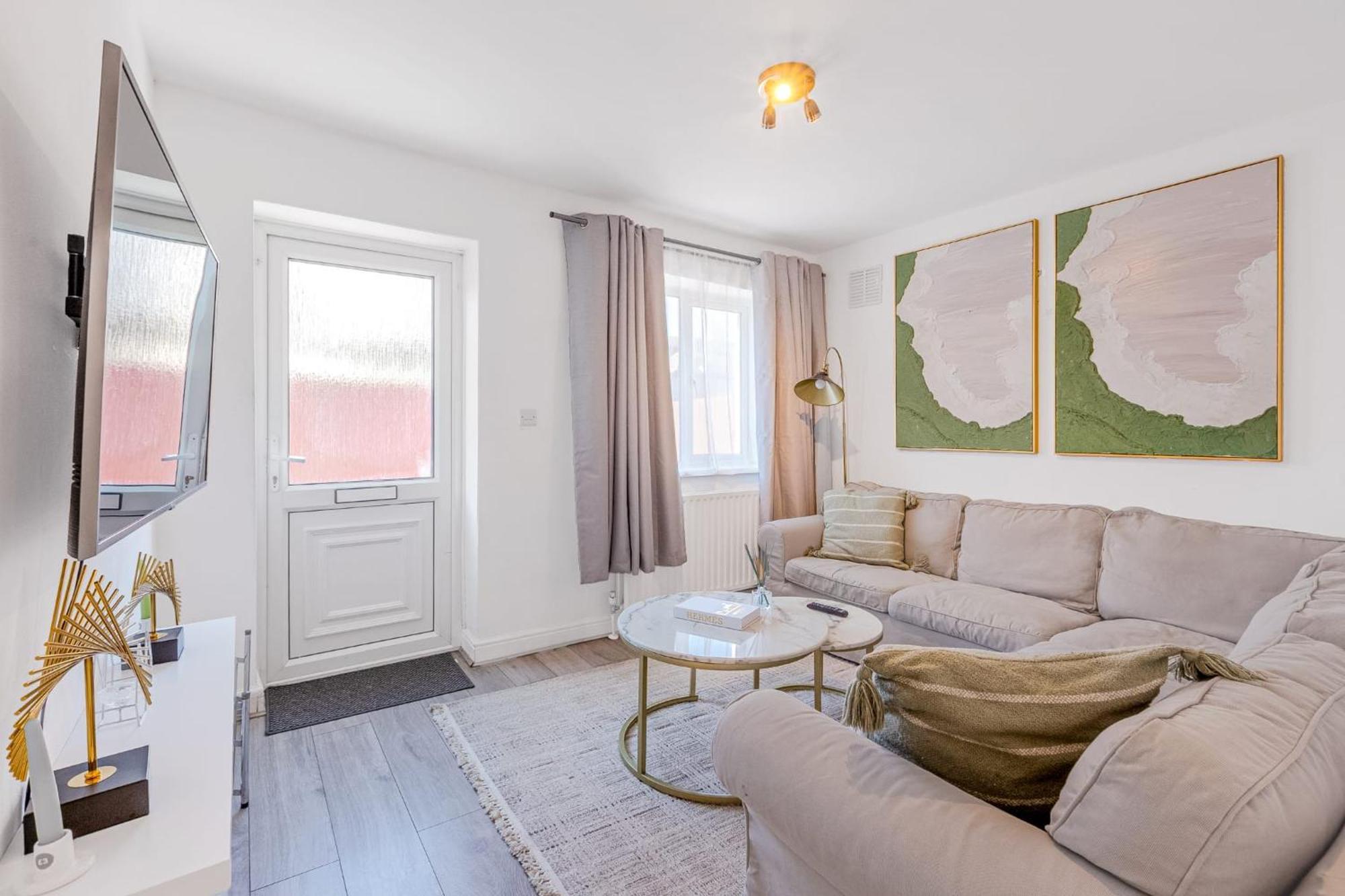 Apartment Stunning 2 Bedroom, 5 Min Walk To Hanger Lane Station *