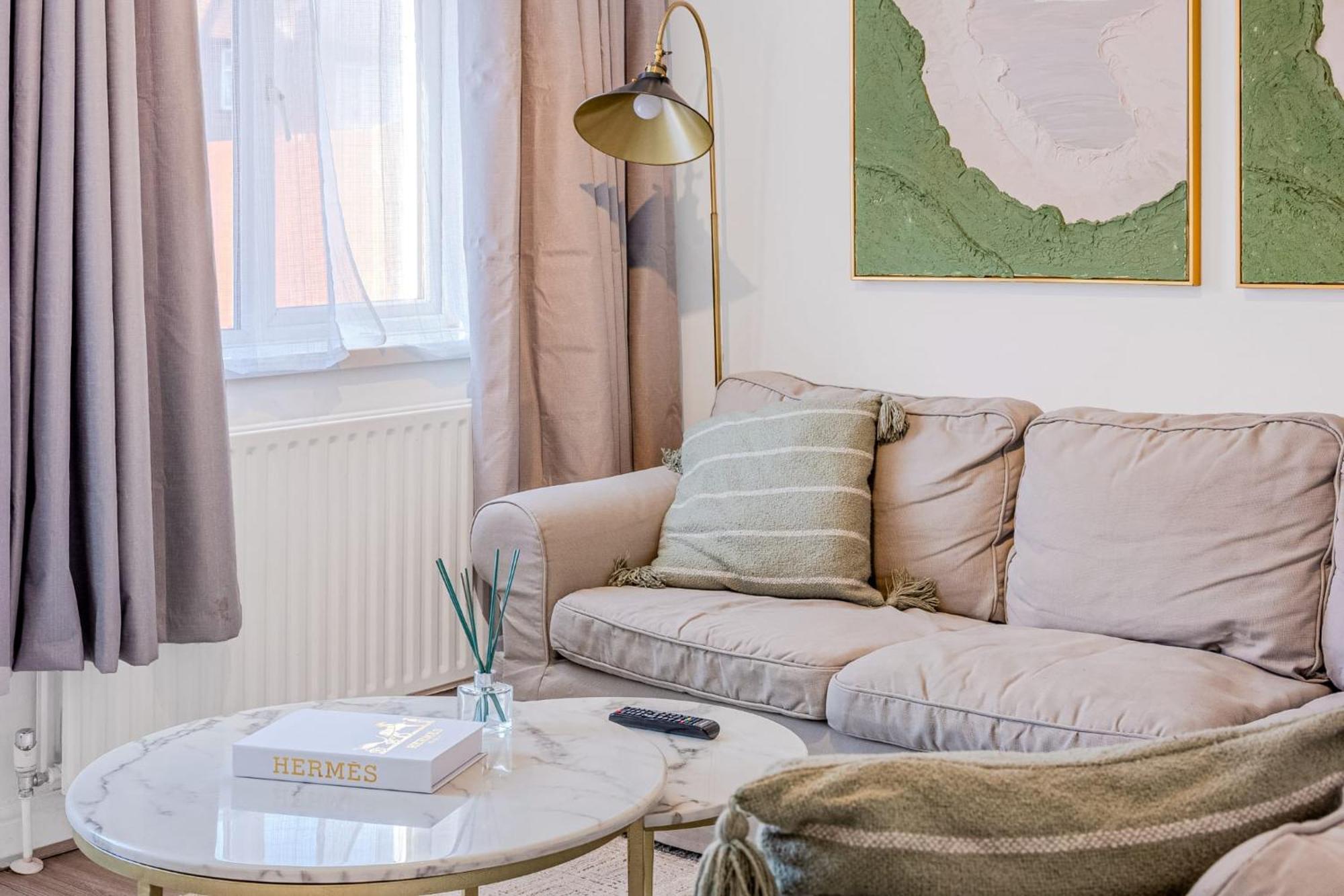 Apartment Stunning 2 Bedroom, 5 Min Walk To Hanger Lane Station London