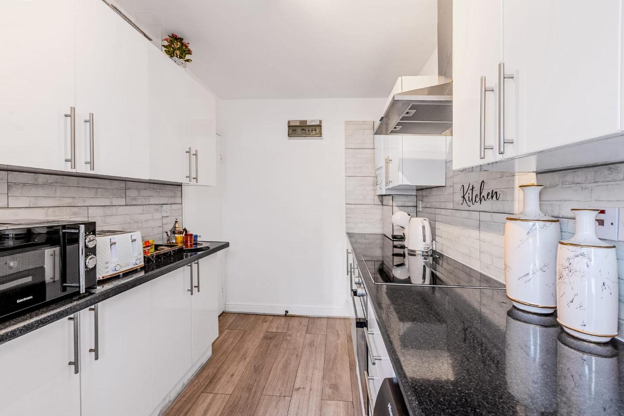 Stunning 2 Bedroom, 5 Min Walk To Hanger Lane Station London