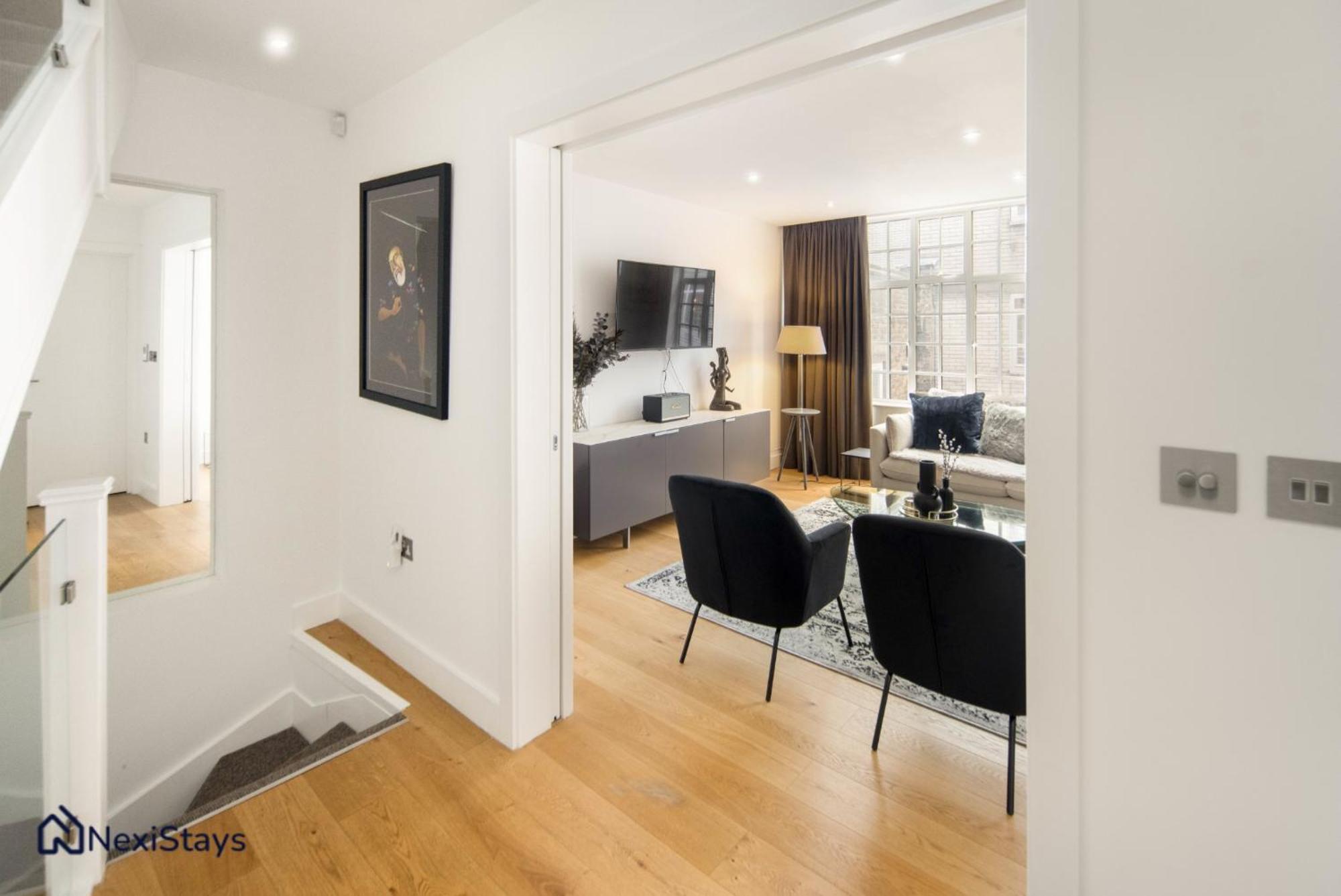 5 Mins Walk To Bond Street, Marylebone Mews Apartment *