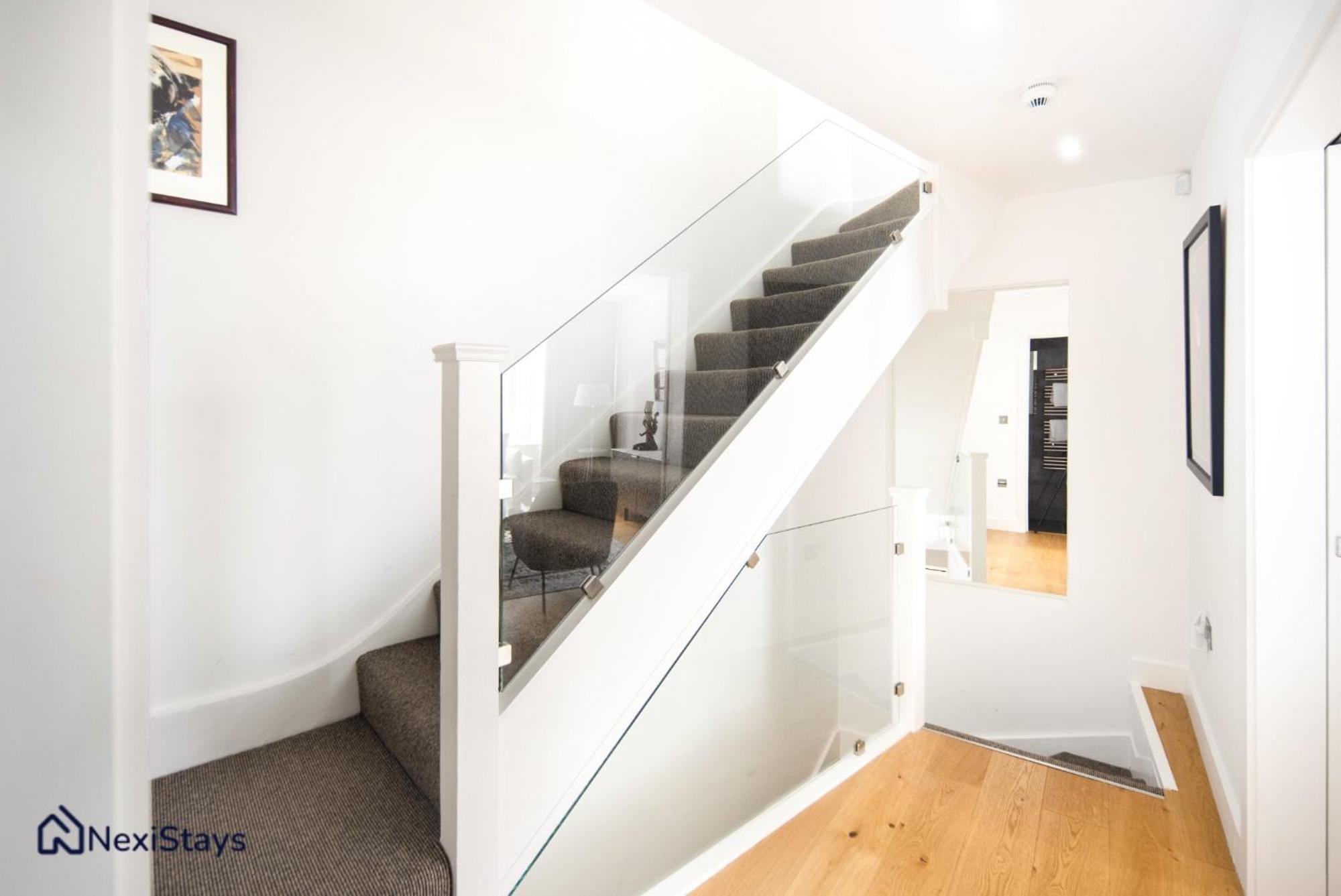5 Mins Walk To Bond Street, Marylebone Mews Apartment London