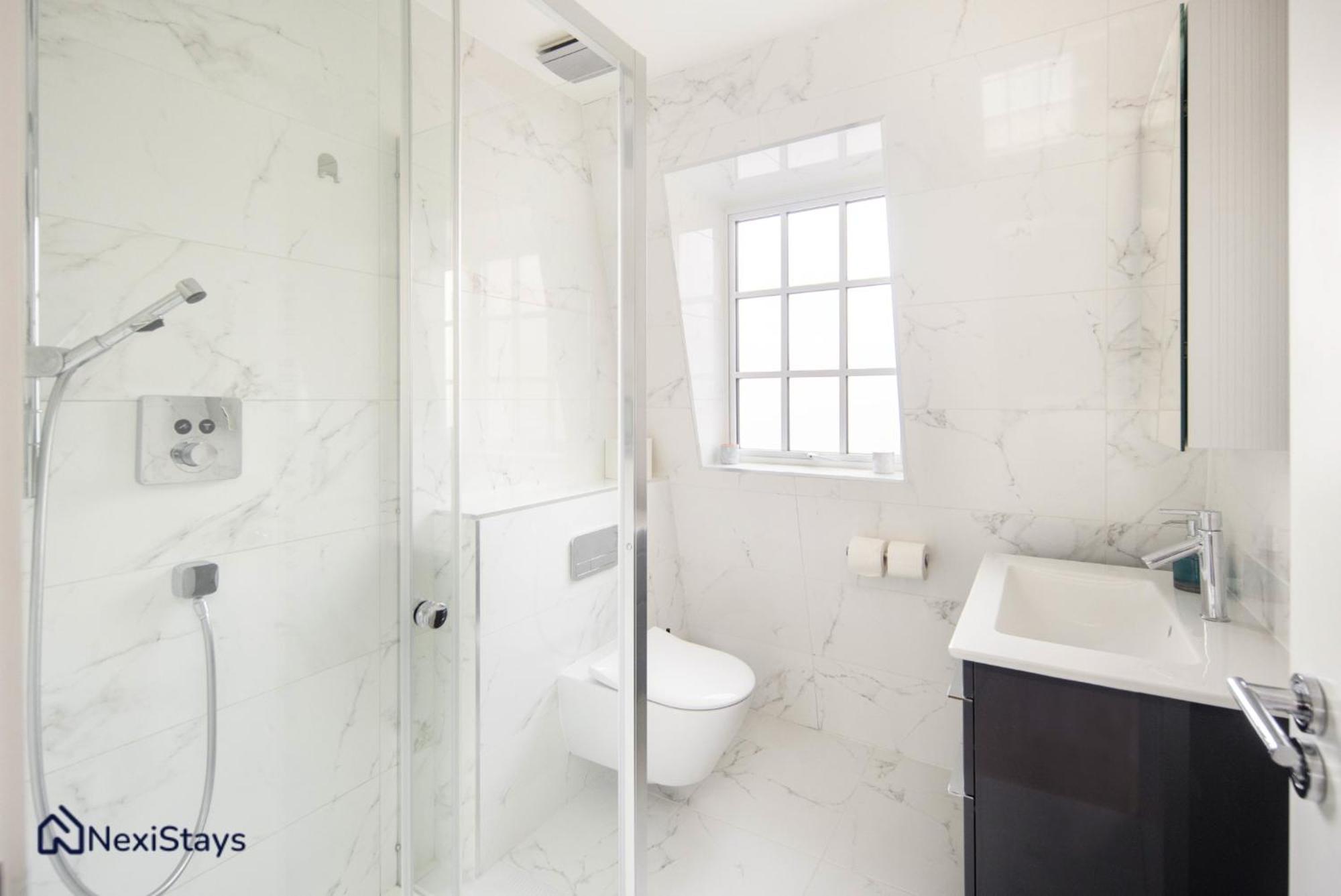 5 Mins Walk To Bond Street, Marylebone Mews Apartment