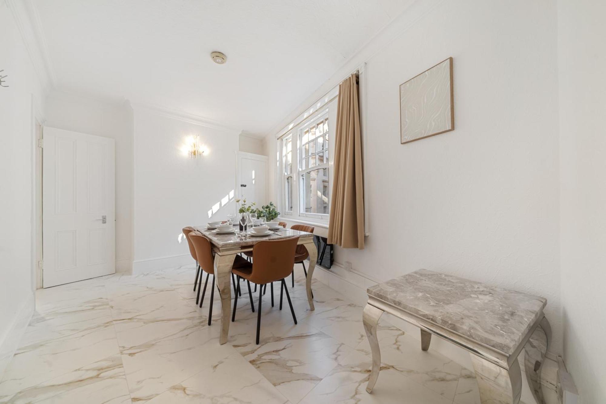 Apartment Prime Soho 3-bedroom Steps From Piccadilly And Chinatown 3gh London