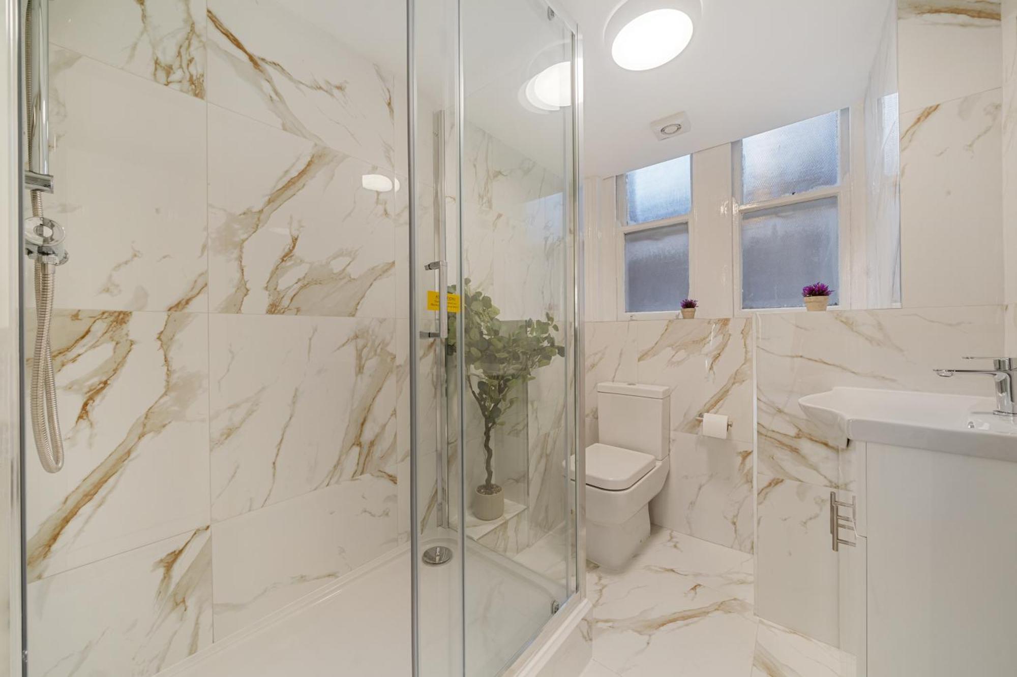 Apartment Prime Soho 3-bedroom Steps From Piccadilly And Chinatown 3gh London
