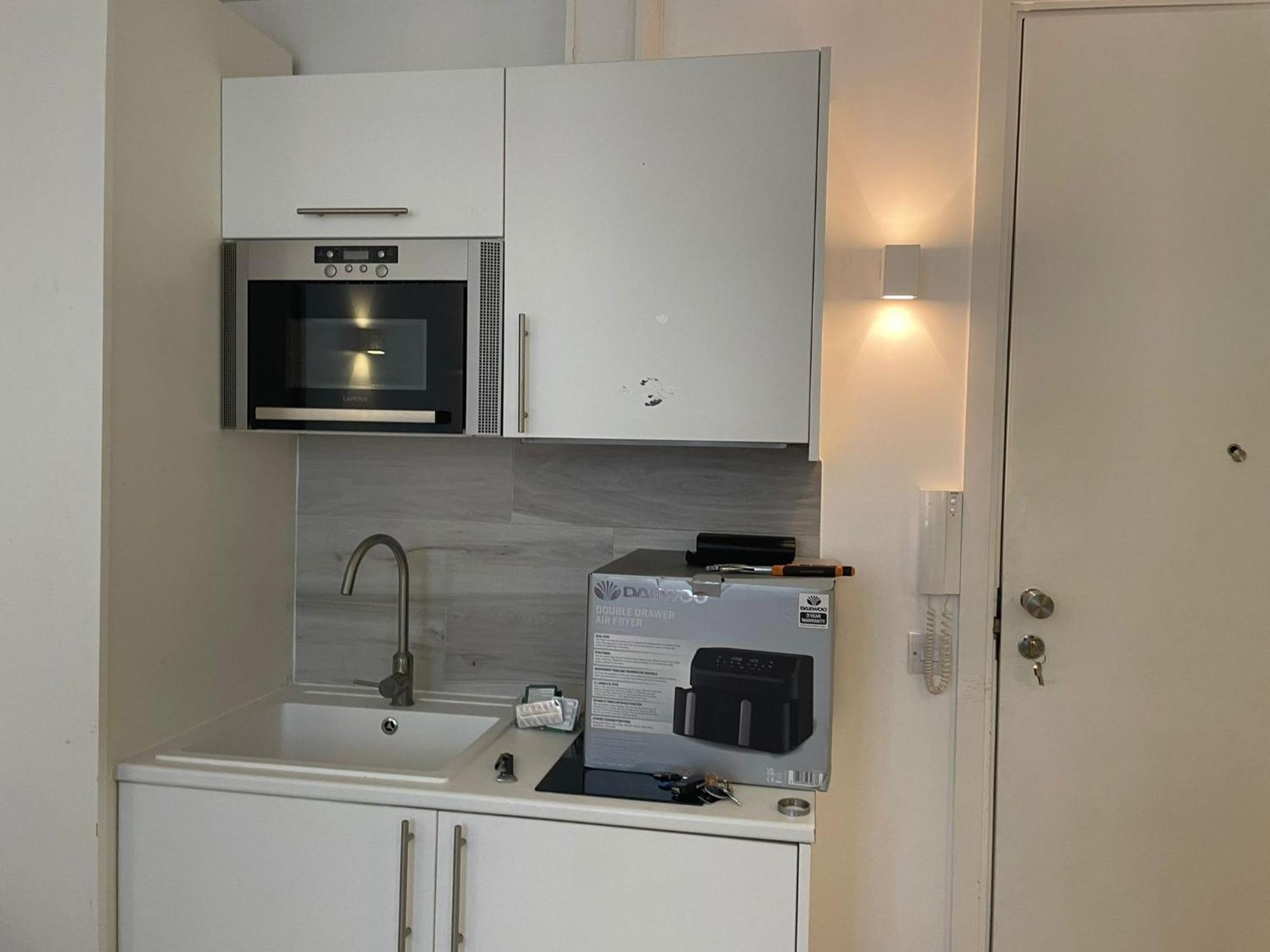 2 Bedroom Flat In Apartment London