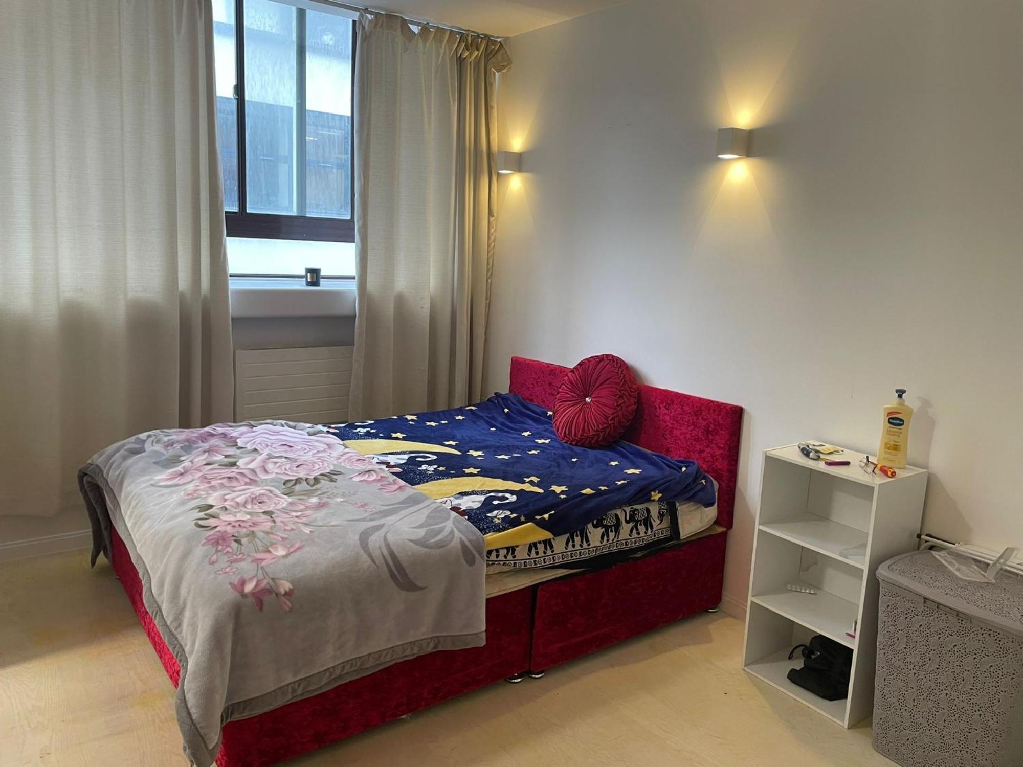 2 Bedroom Flat In Apartment London